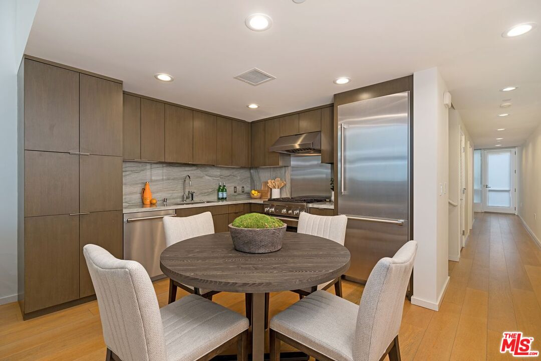 Santa Monica, California, 90401, United States, 2 Bedrooms Bedrooms, ,2 BathroomsBathrooms,Residential,For Sale,2001911