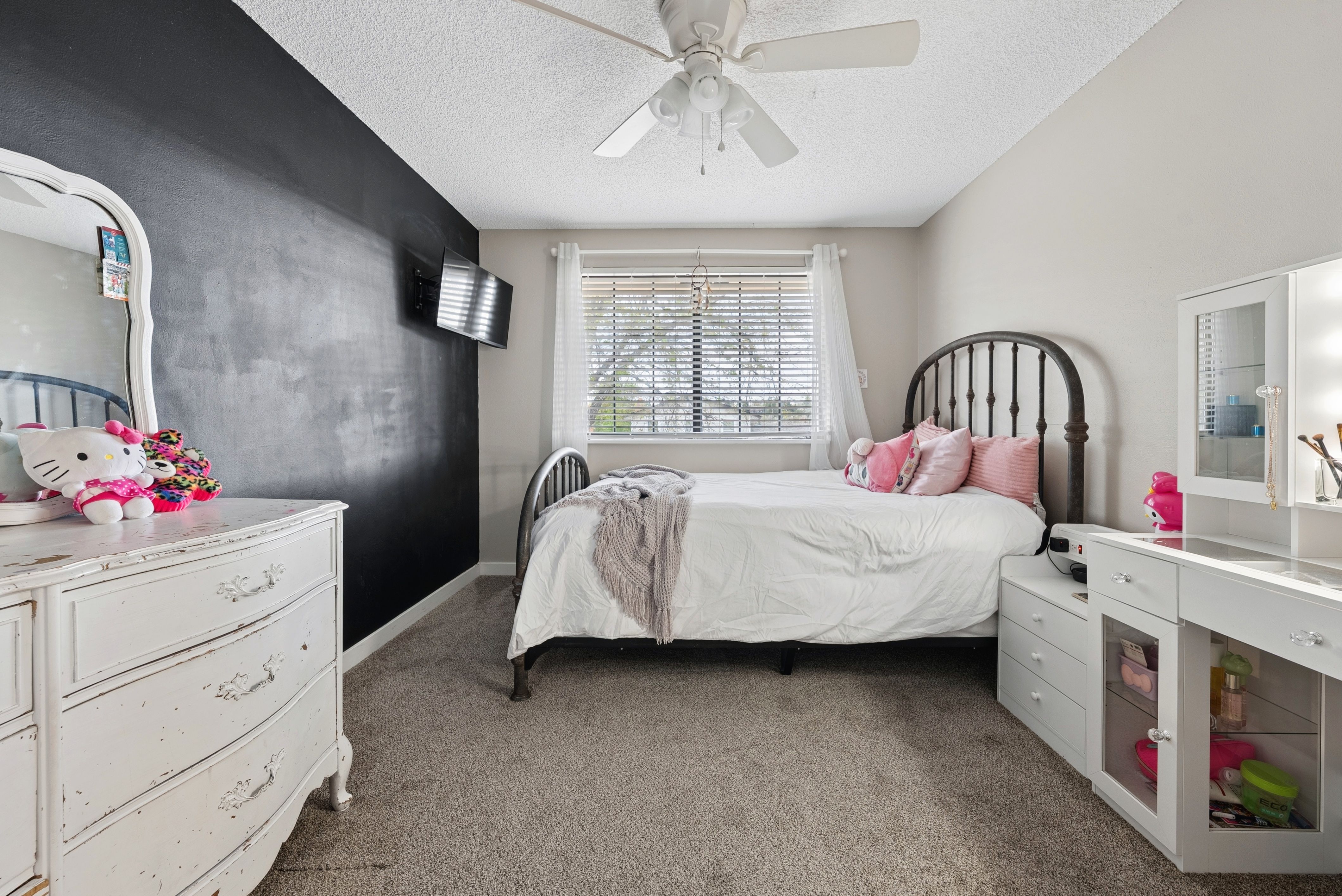  Spacious, functional layout with thoughtful updates in all the right places - 物件實景