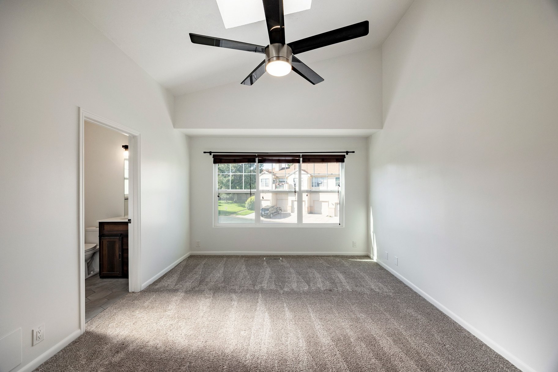  A Condo That Lives Like a Townhome with No Shared Walls - 物件實景