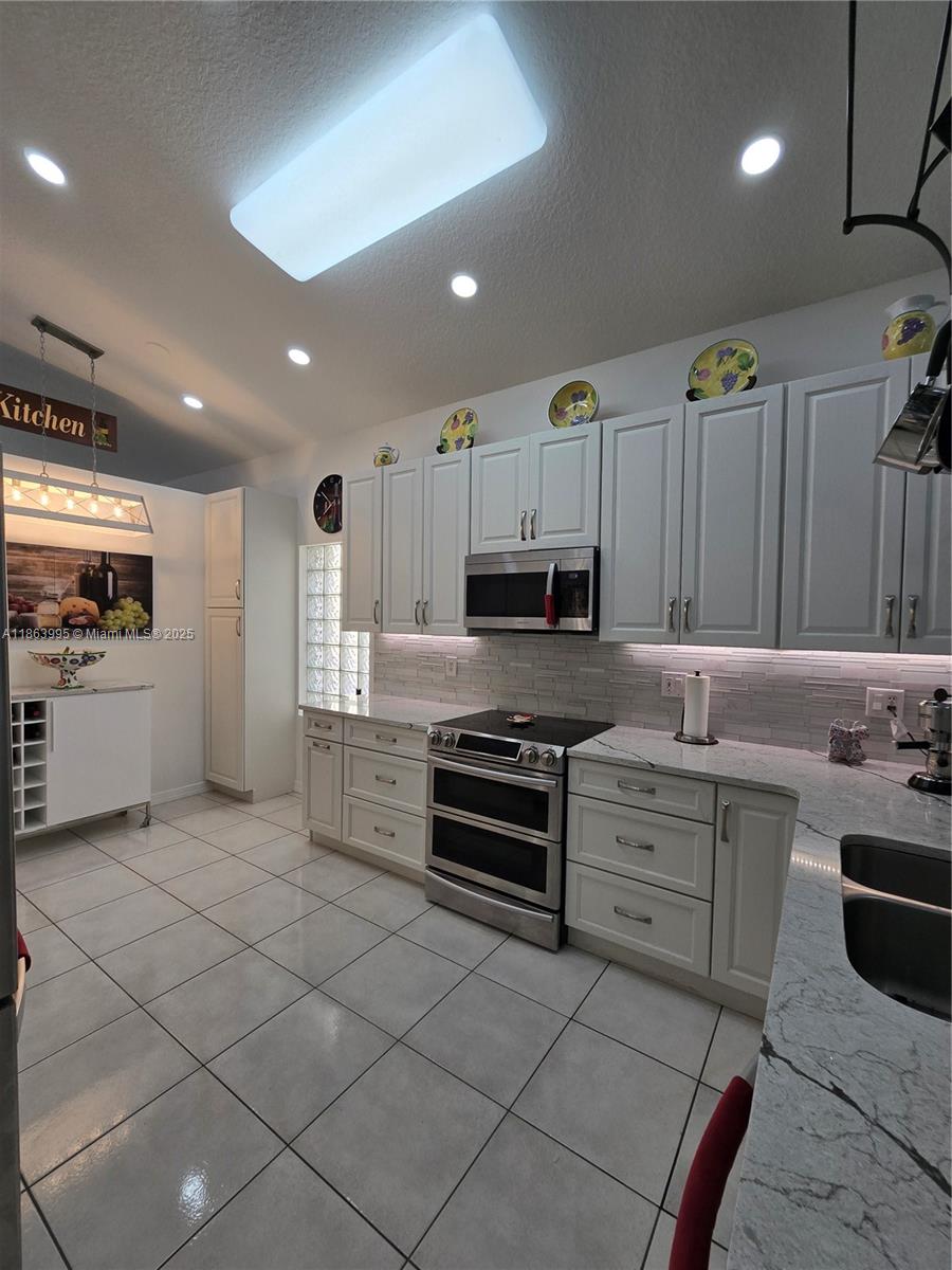 Pembroke Pines, Florida, 33027, United States, 3 Bedrooms Bedrooms, ,2 BathroomsBathrooms,Residential,For Sale,1924651