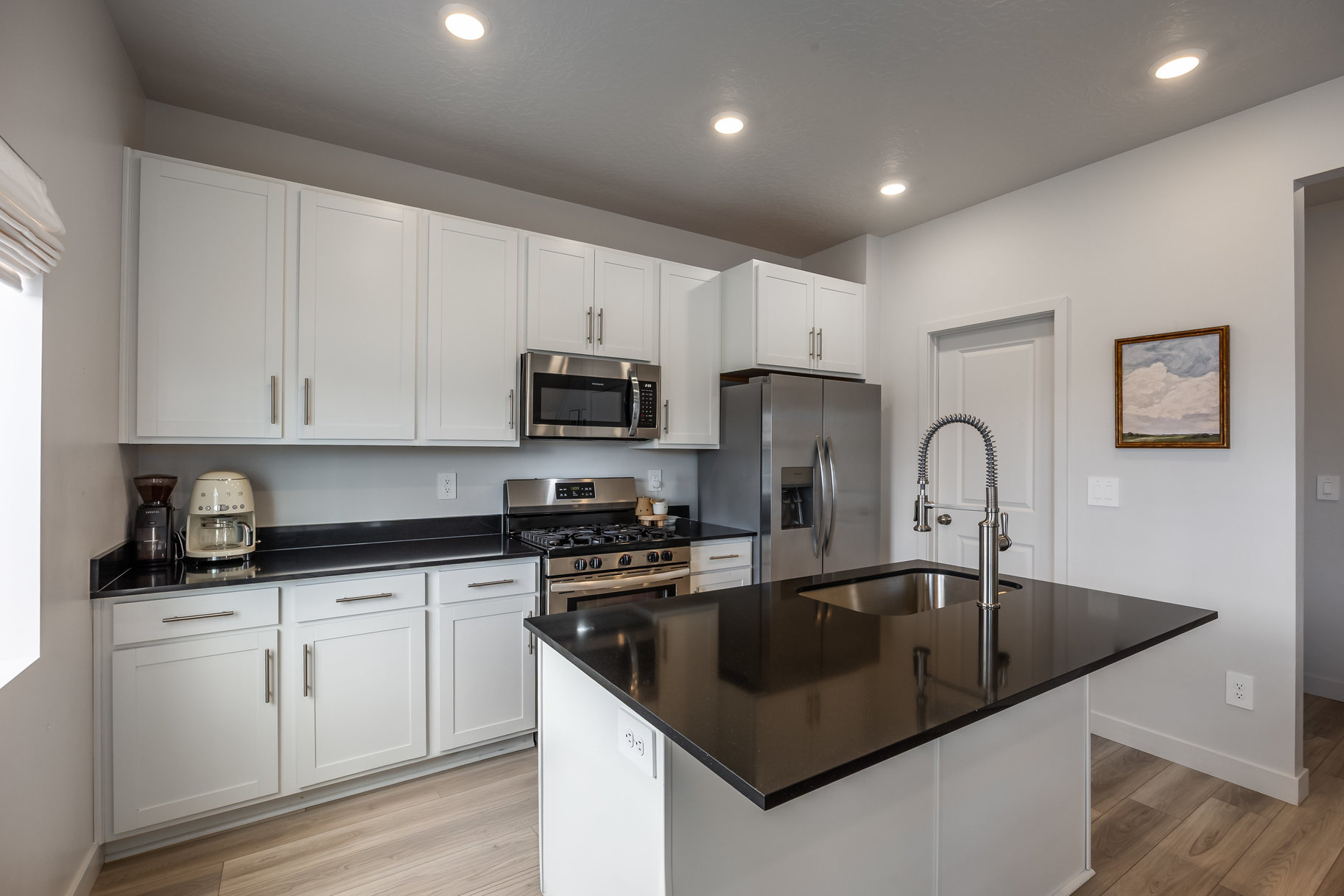  Modern 2023-Built Home with Protected Mountain Views, Walking Distance to School - 物件實景