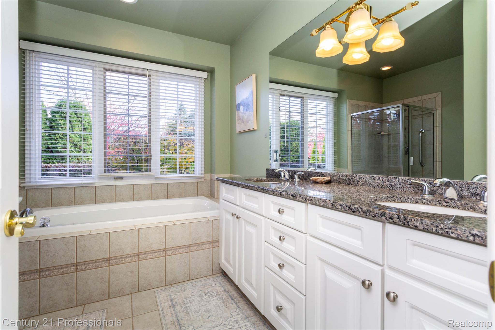 Troy, Michigan, 48098, United States, 2 Bedrooms Bedrooms, ,3 BathroomsBathrooms,Residential,For Sale,1979422