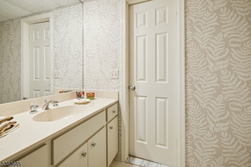 Bernards Twp., New Jersey, 07920, United States, 3 Bedrooms Bedrooms, ,4 BathroomsBathrooms,Residential,For Sale,1875142
