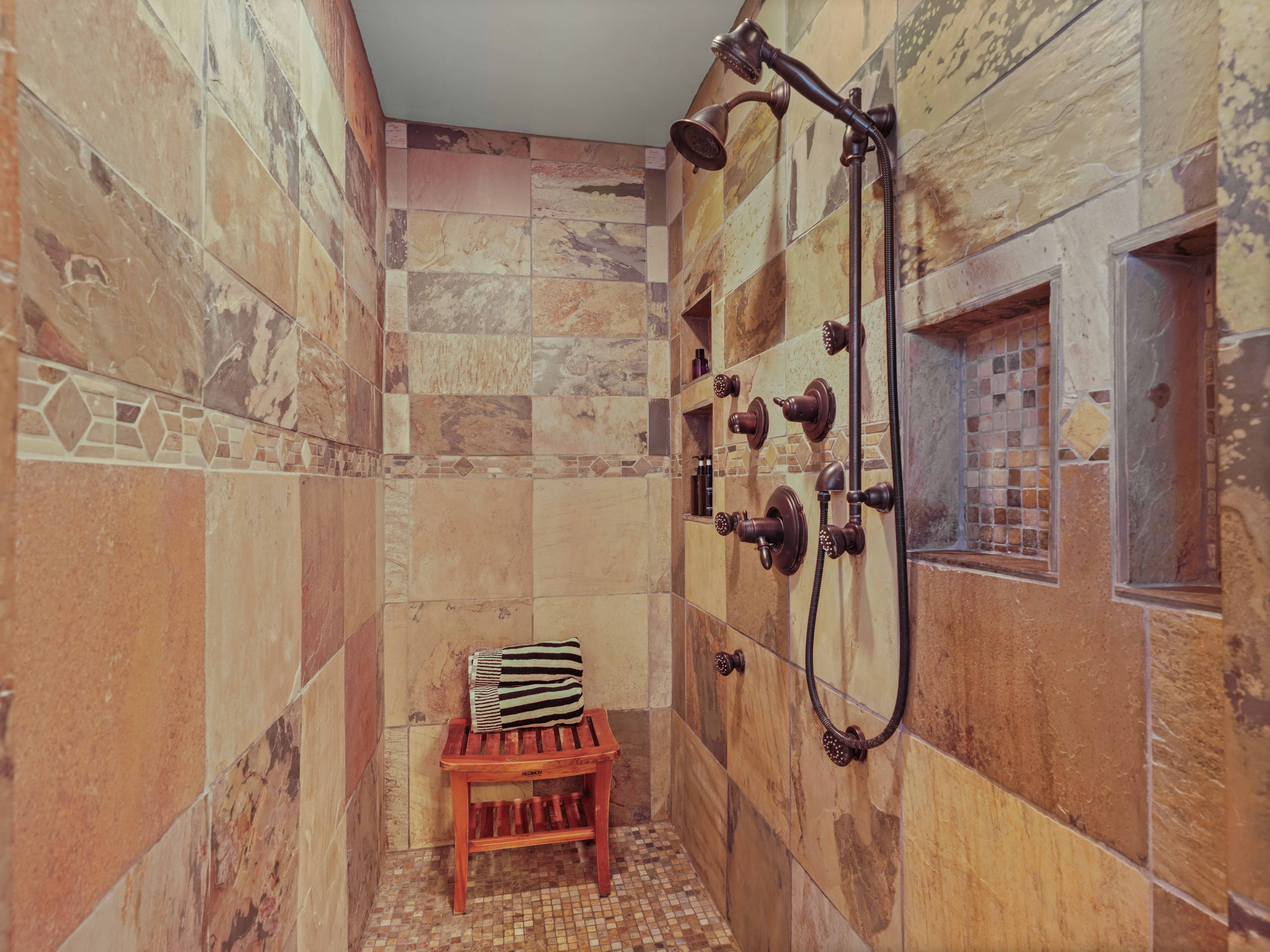  Stunning Custom Colonial - 物件實景