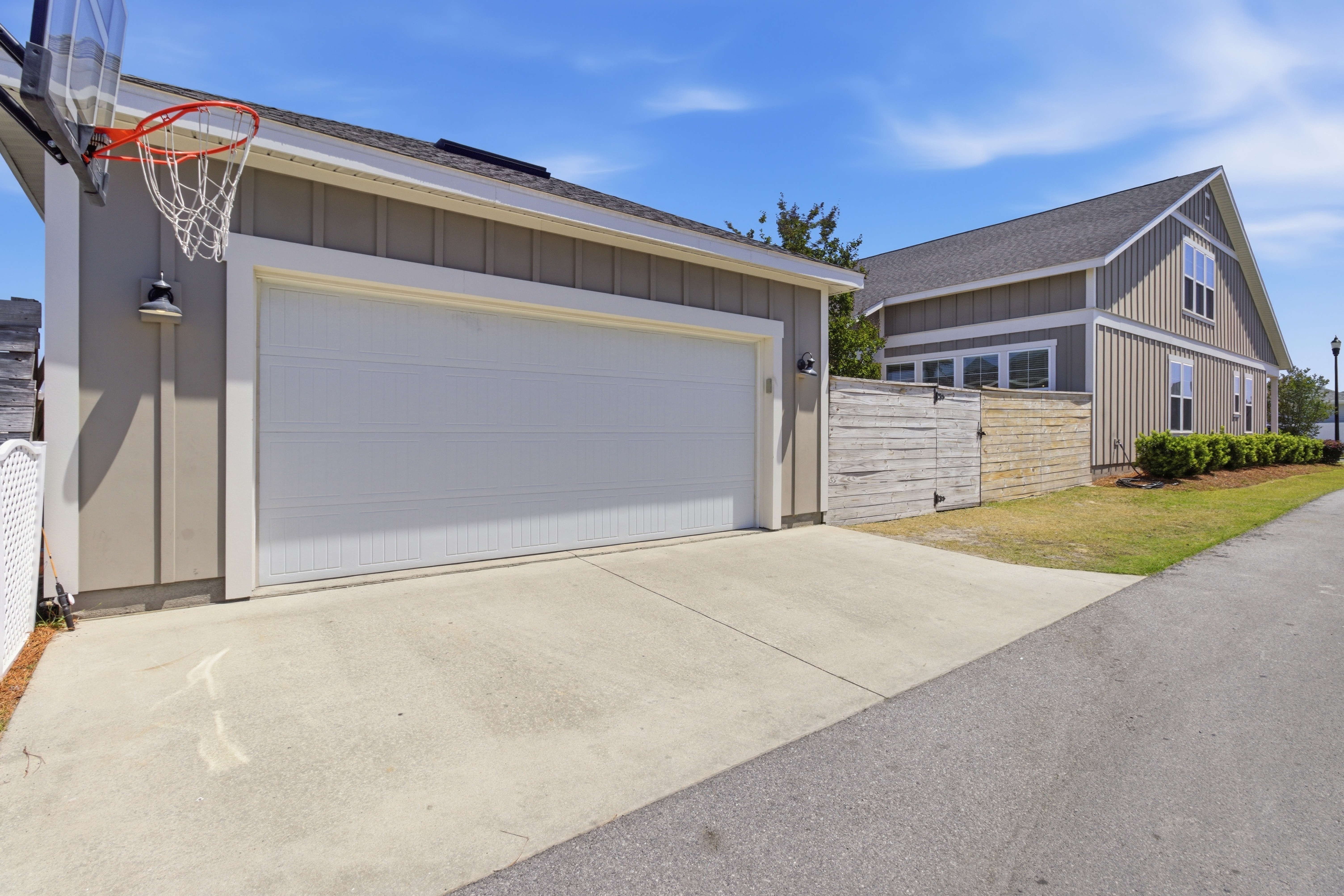  Spacious Corner-Lot Retreat With Flexible Living - 物件實景