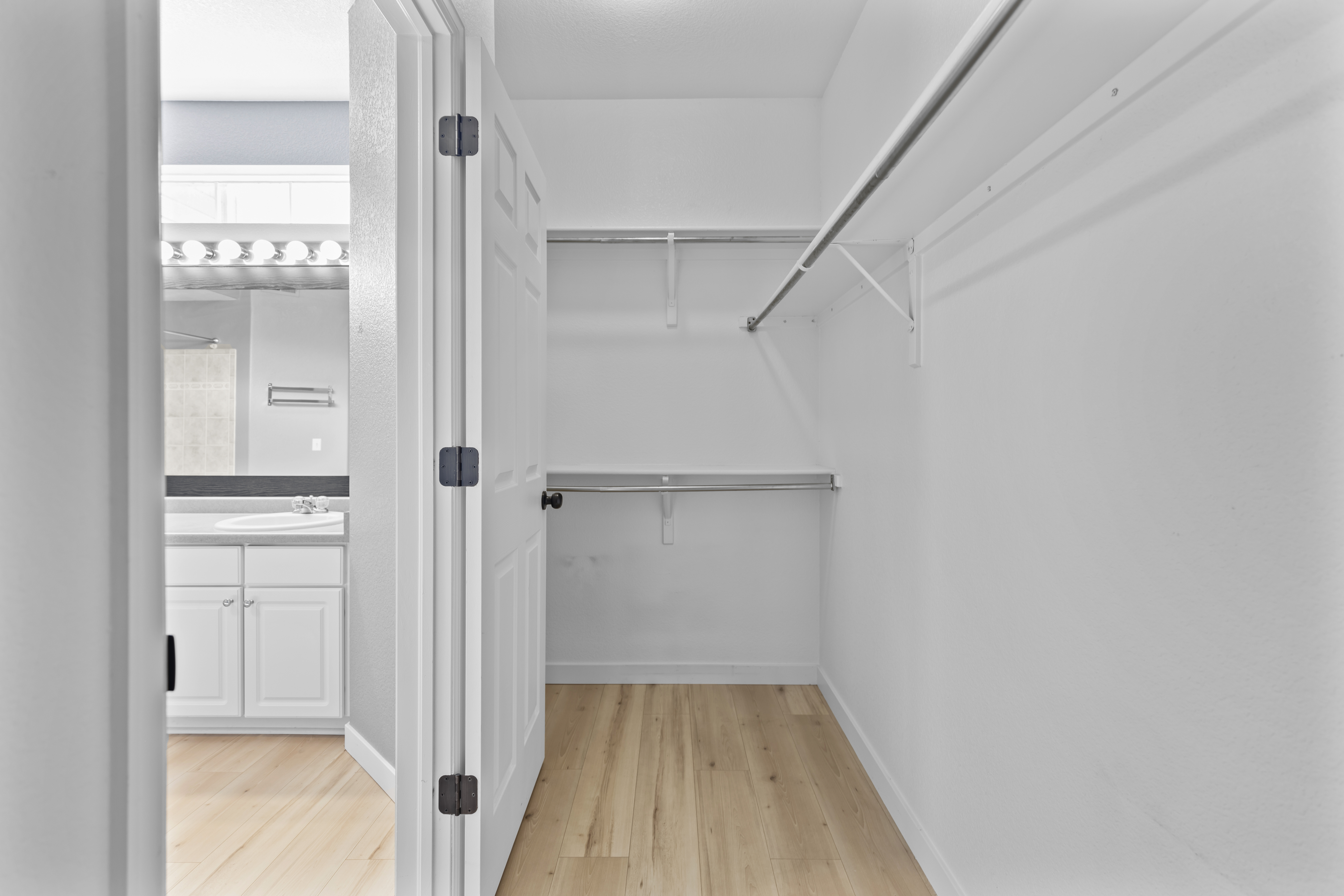  Expansive water views and a light-filled interior create a truly unique setting - 物件實景