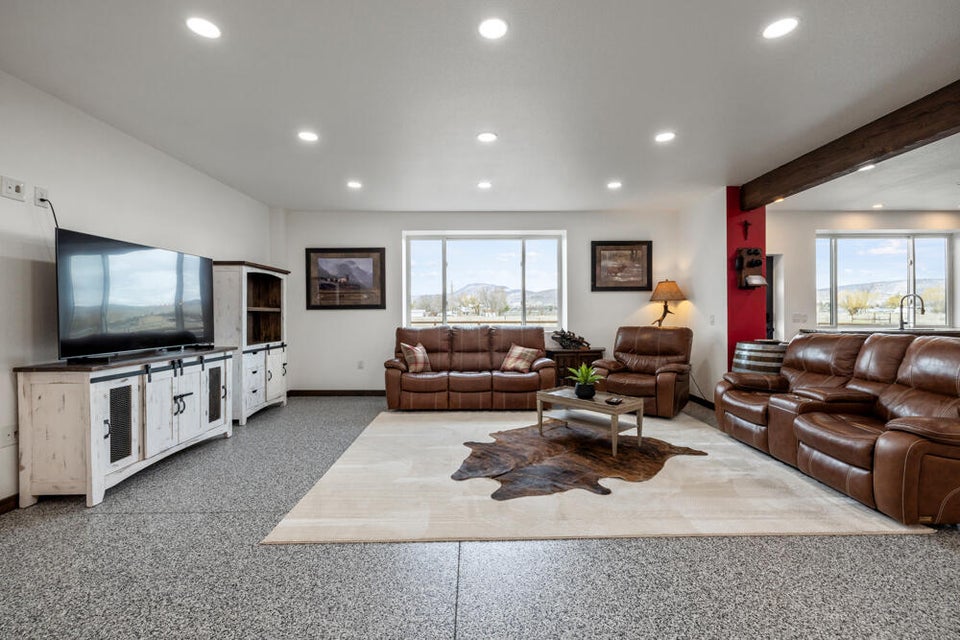 Klamath Falls, Oregon, 97603, United States, 3 Bedrooms Bedrooms, ,3 BathroomsBathrooms,Residential,For Sale,1878382