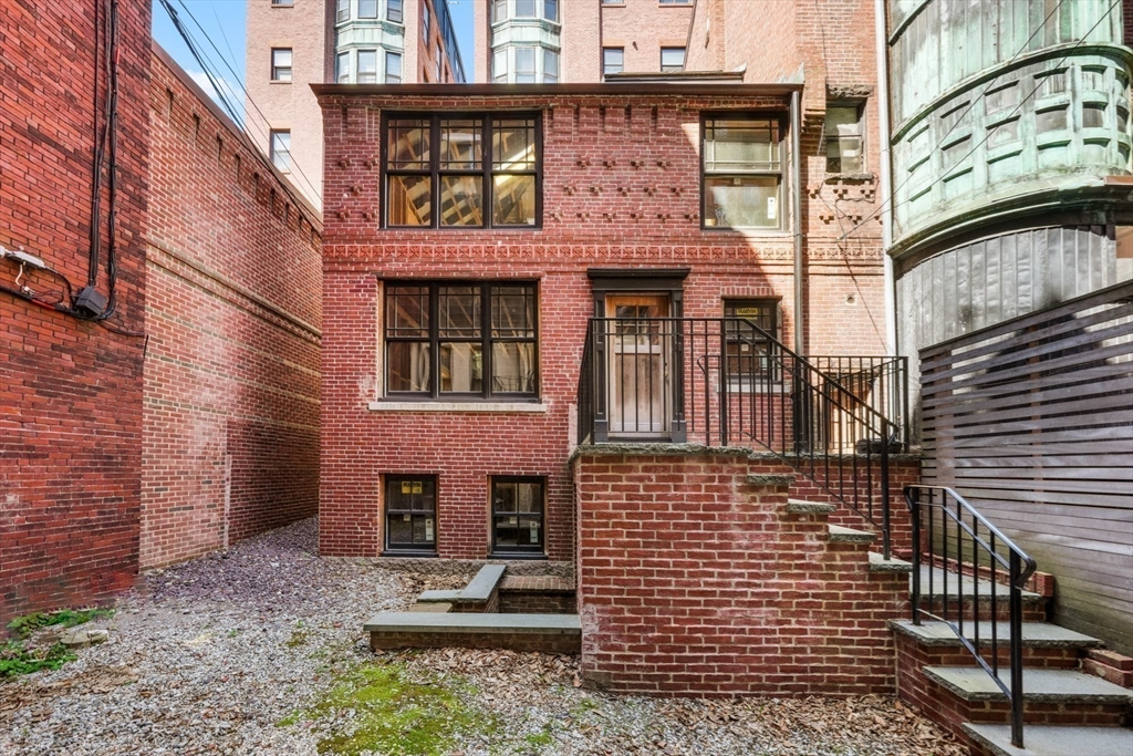 Boston, Massachusetts, 02116, United States, 3 Bedrooms Bedrooms, ,2 BathroomsBathrooms,Residential,For Sale,1810578