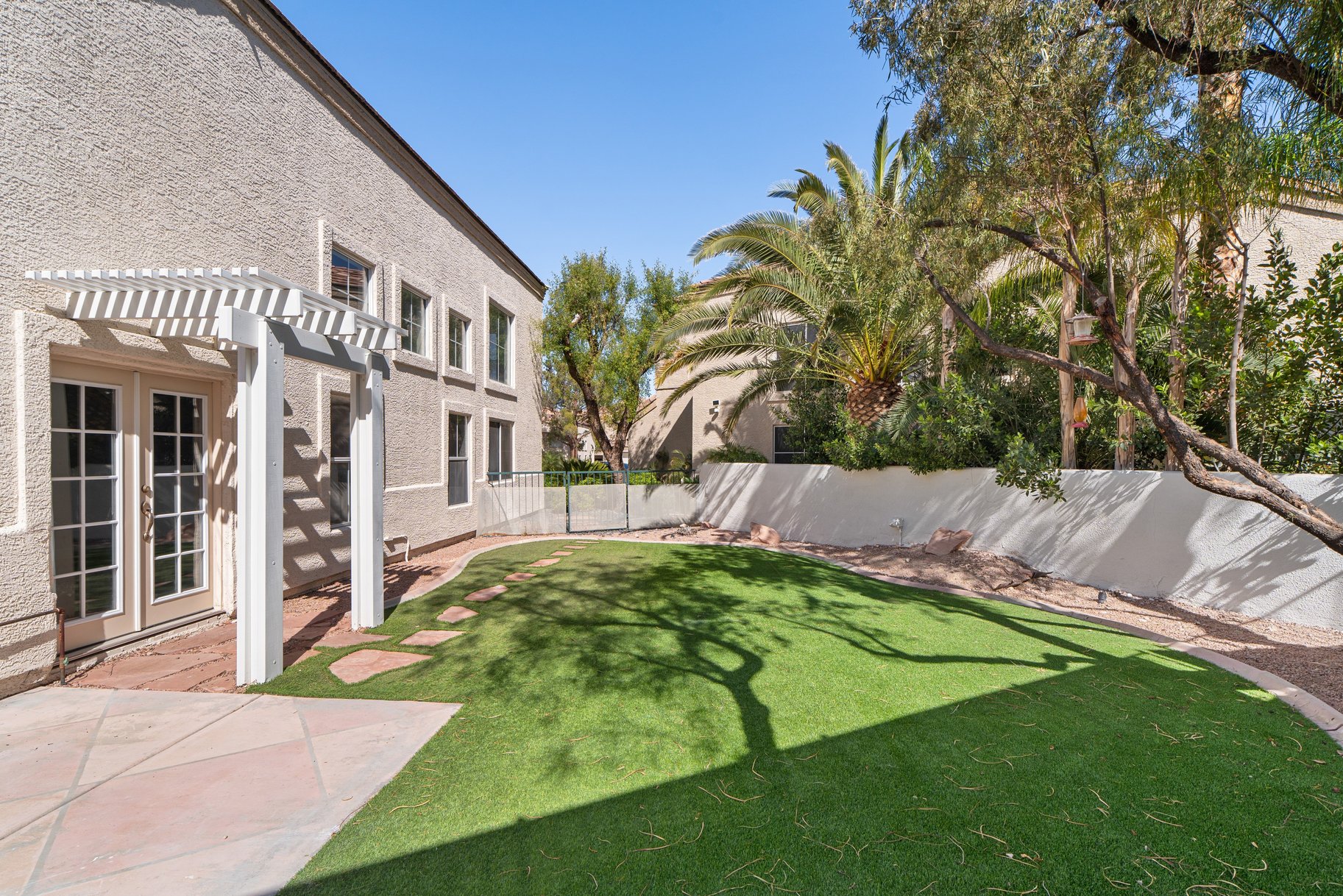  Rare oversized yard within this gated enclave - 物件實景