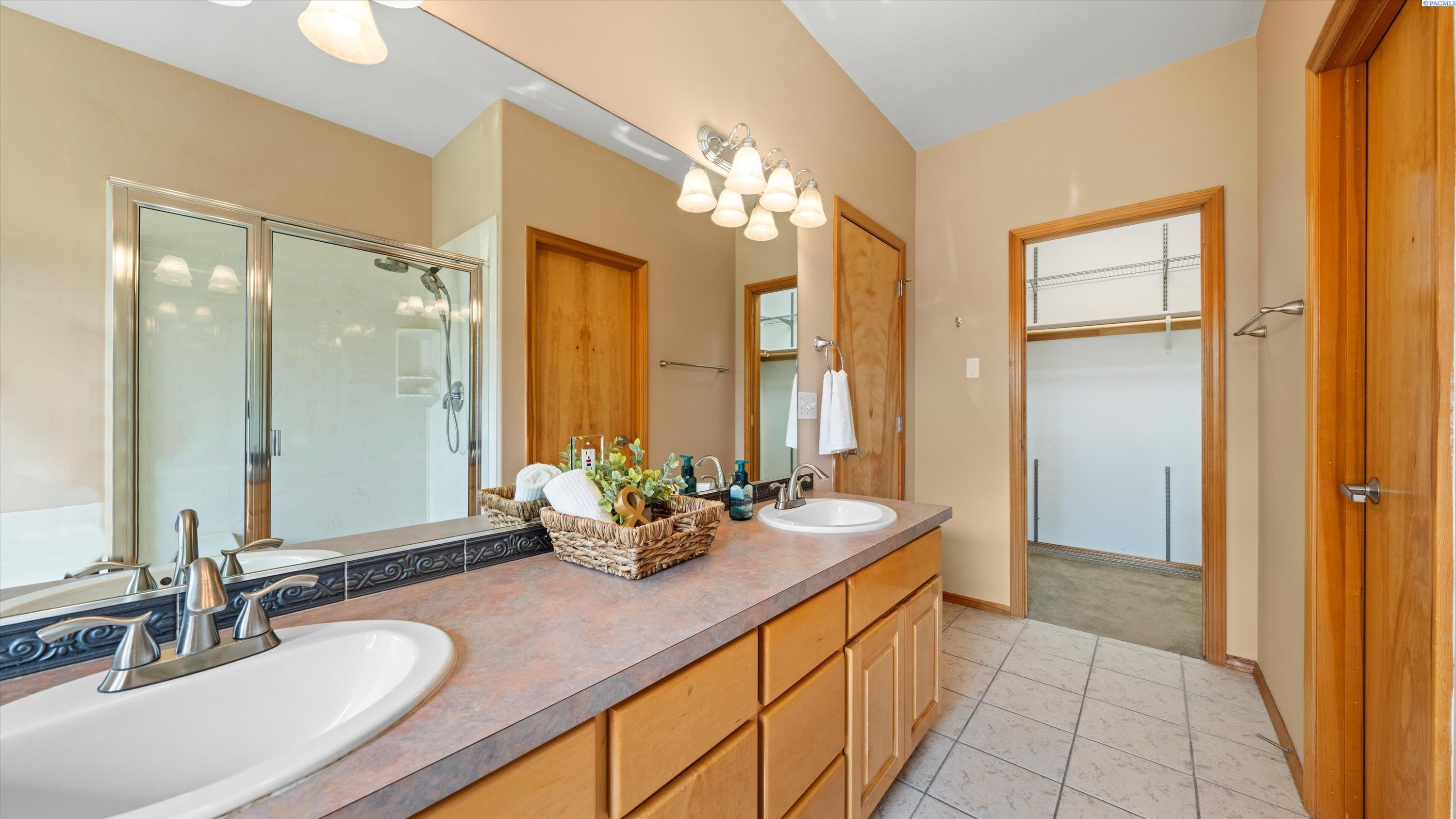 Richland, Washington, 99352, United States, 4 Bedrooms Bedrooms, ,3 BathroomsBathrooms,Residential,For Sale,1940830