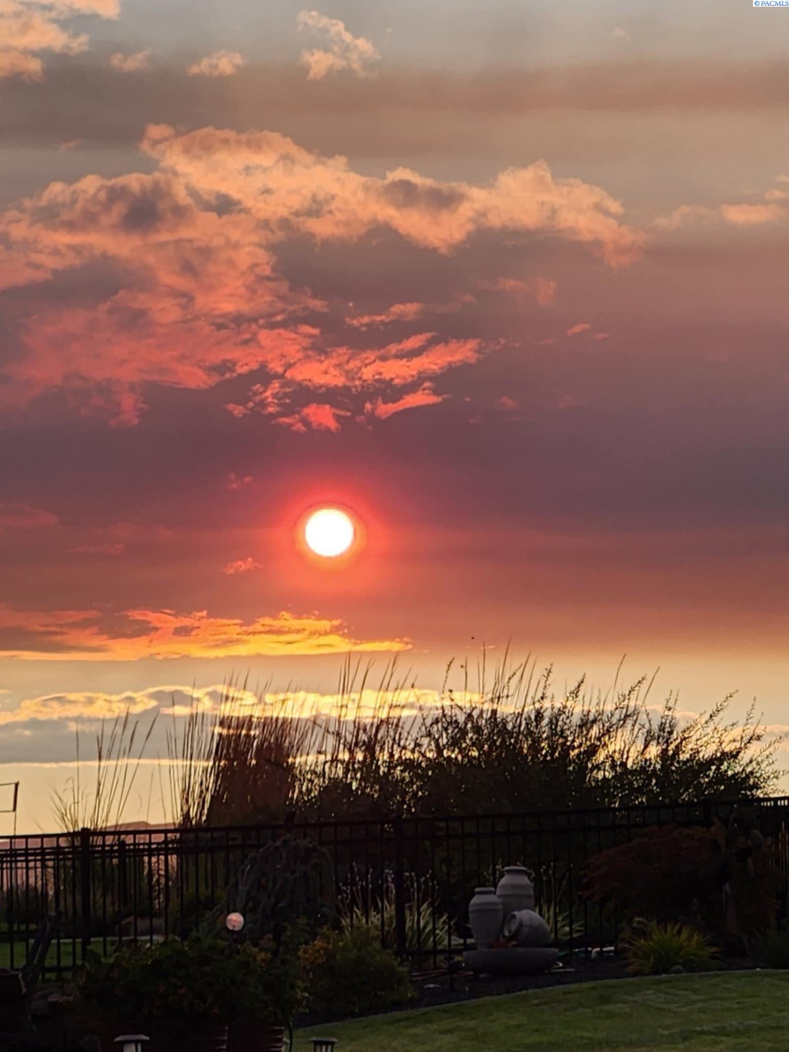 Richland, Washington, 99354, United States, 4 Bedrooms Bedrooms, ,3 BathroomsBathrooms,Residential,For Sale,1980969