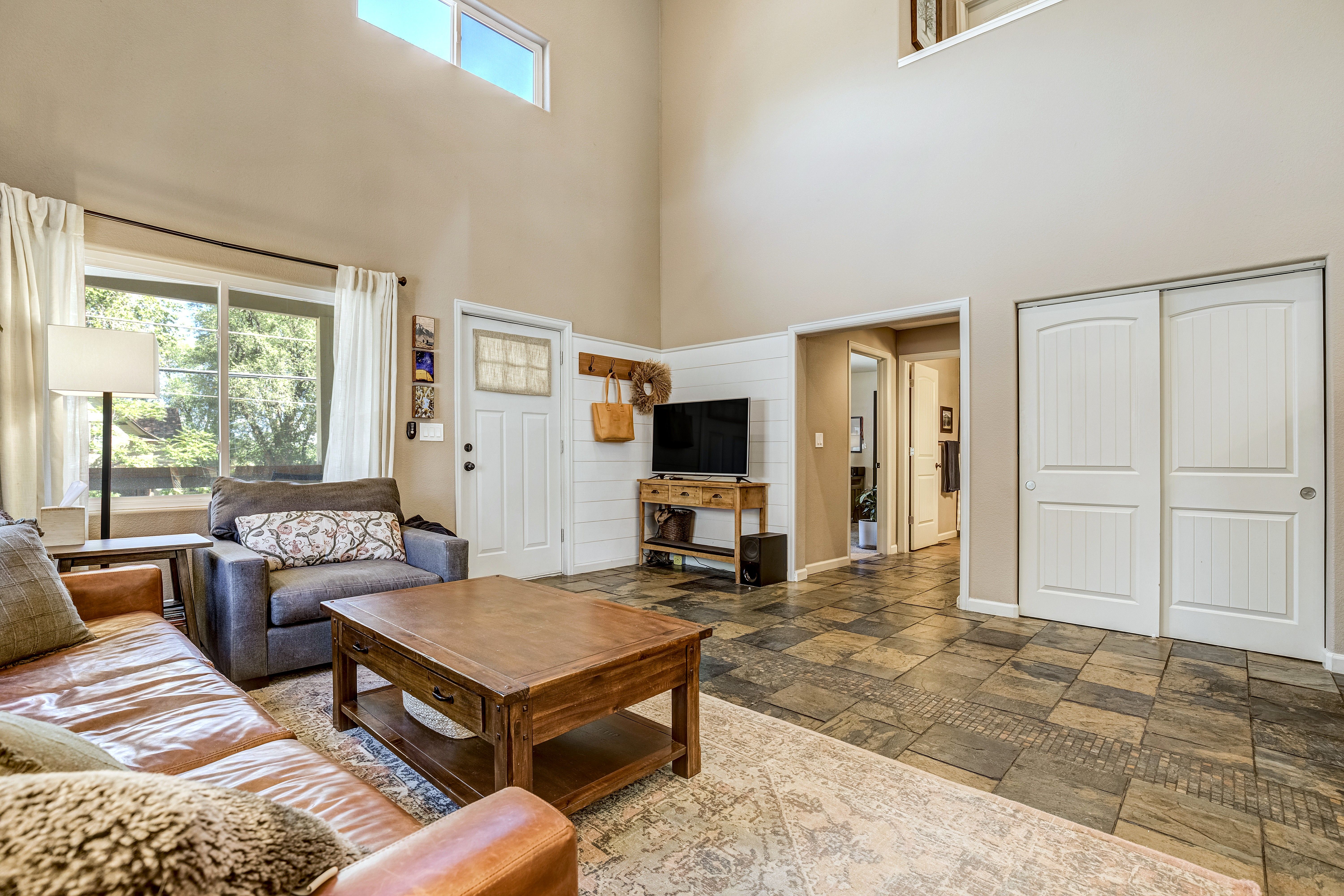  Central Colorado Springs Living With Space to Spare - 物件實景