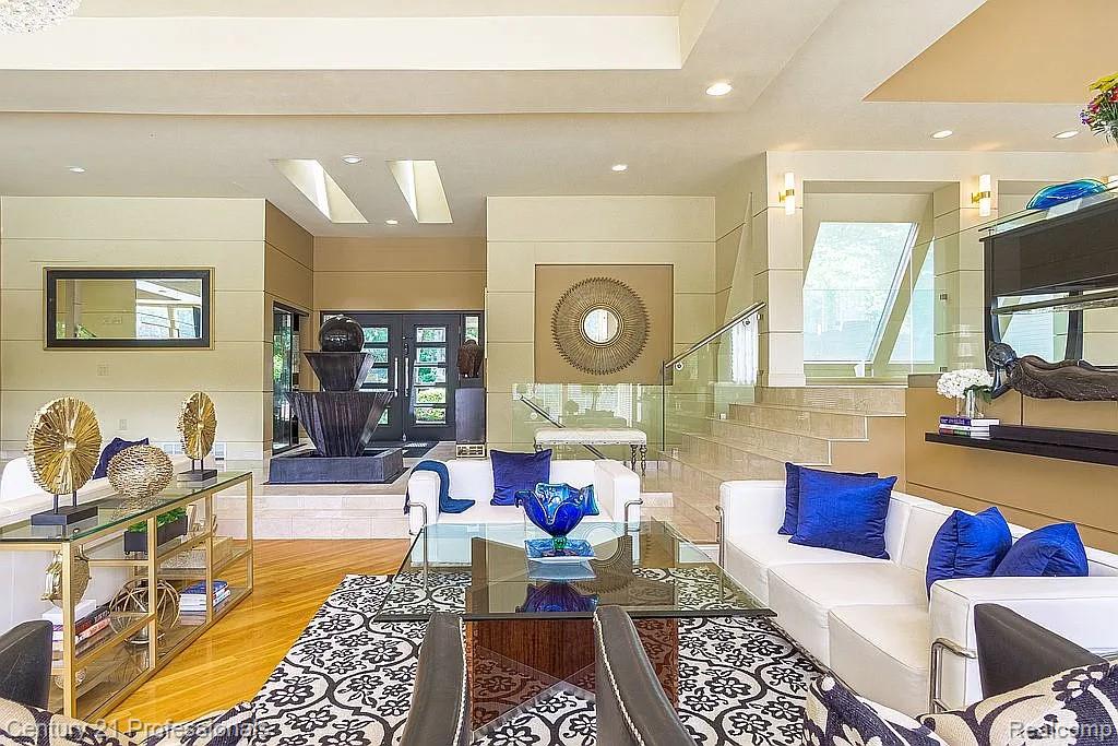 OrchardLake, Michigan, 48323, United States, 5 Bedrooms Bedrooms, ,5 BathroomsBathrooms,Residential,For Sale,1980200