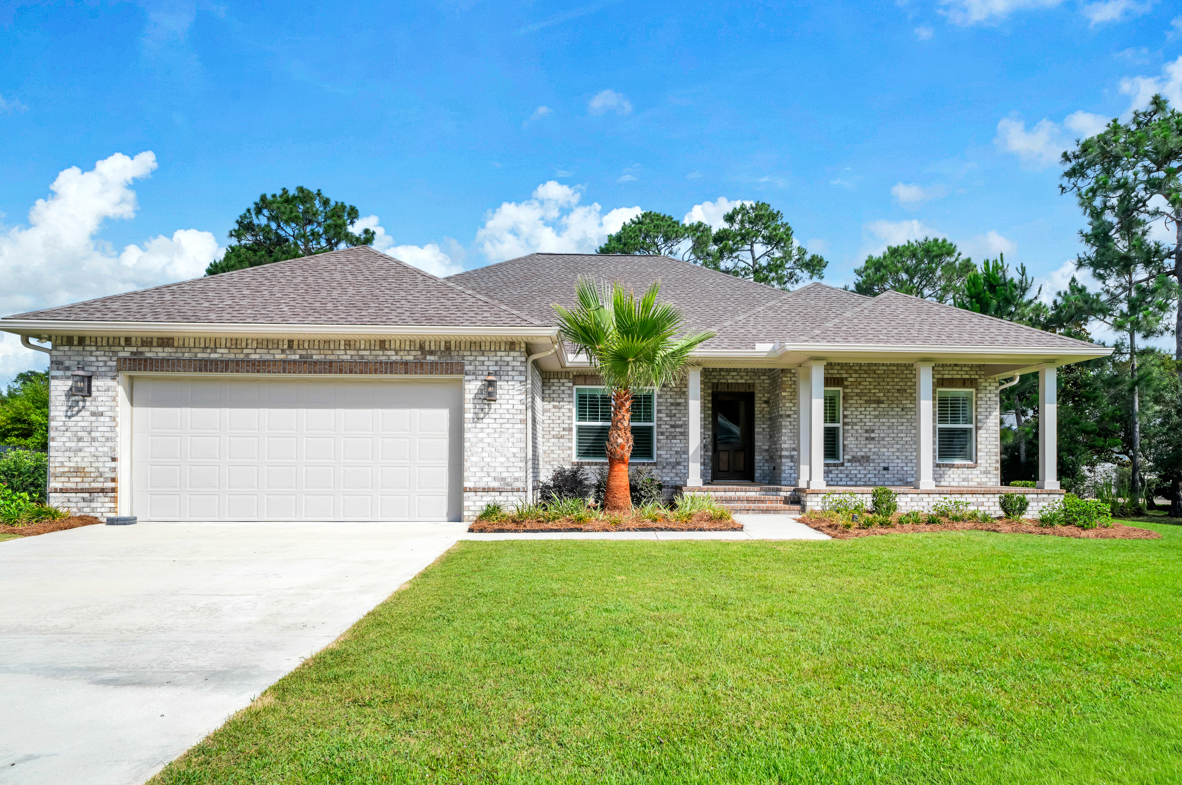  Move-In Ready Brick Home with Spacious Fenced Backyard Near the Bay - 物件實景
