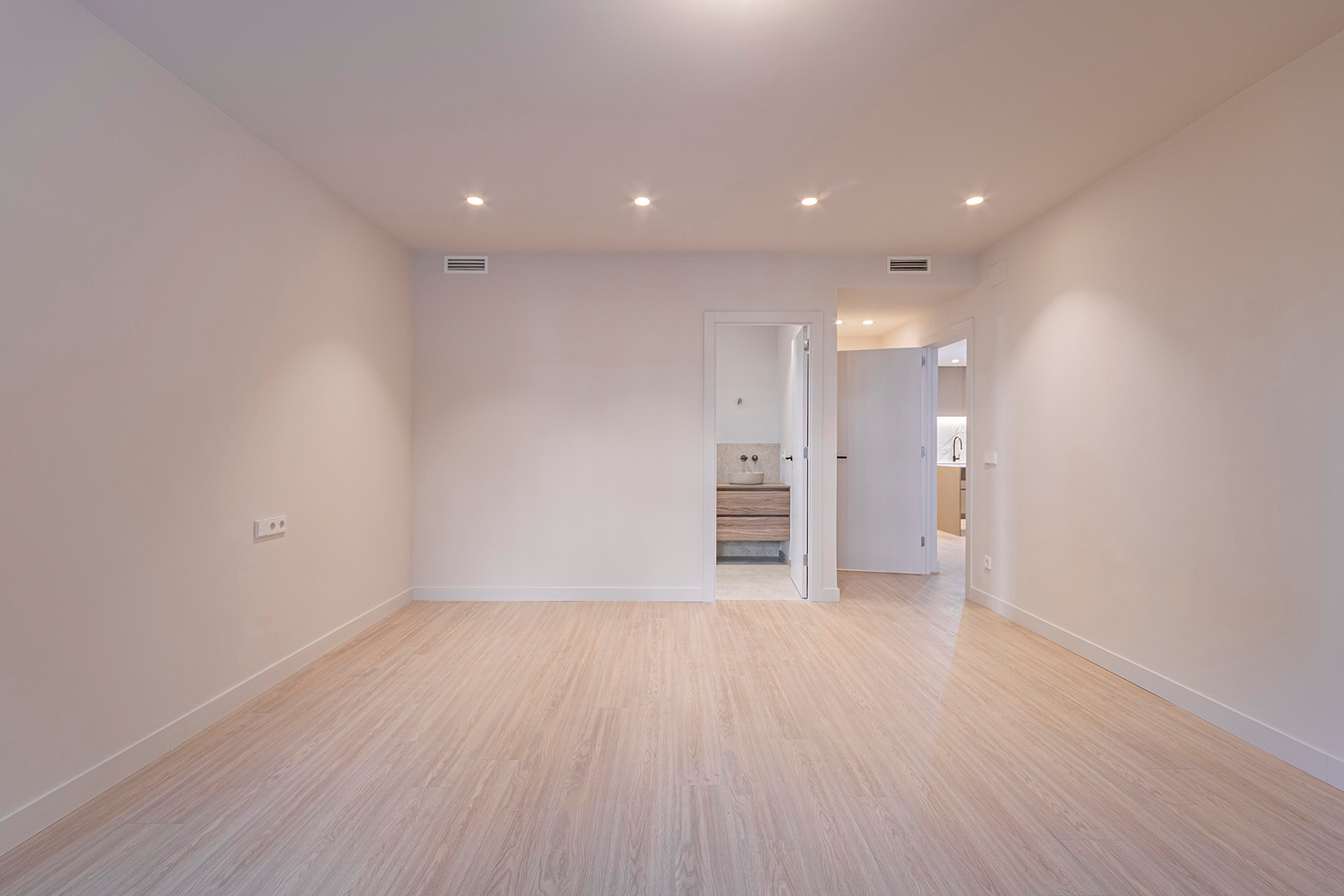  Fantastic renovated flat with large garden at the living room level - 物件實景
