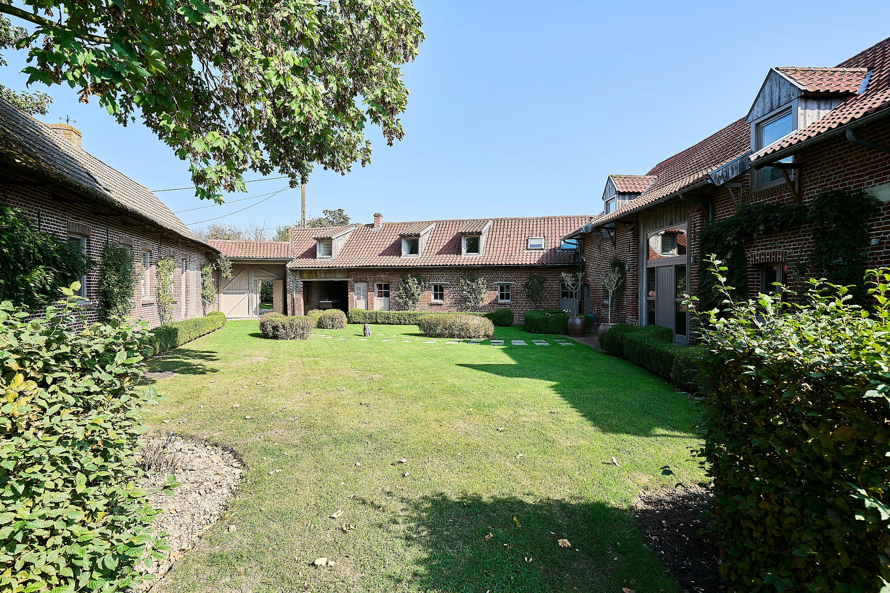  Substantial Property in Roncq Centre Ville - 300m² Living Space on 10,000m² Land - 物件實景