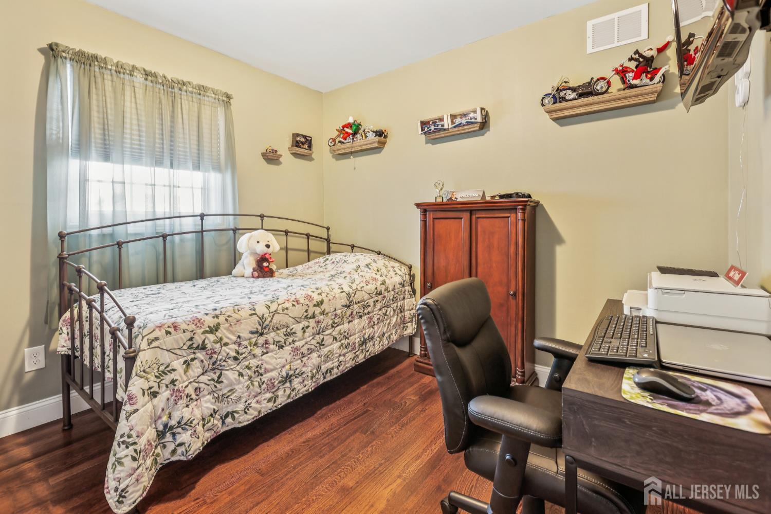 Woodbridge Proper, New Jersey, 07095, United States, 3 Bedrooms Bedrooms, ,2 BathroomsBathrooms,Residential,For Sale,1969117