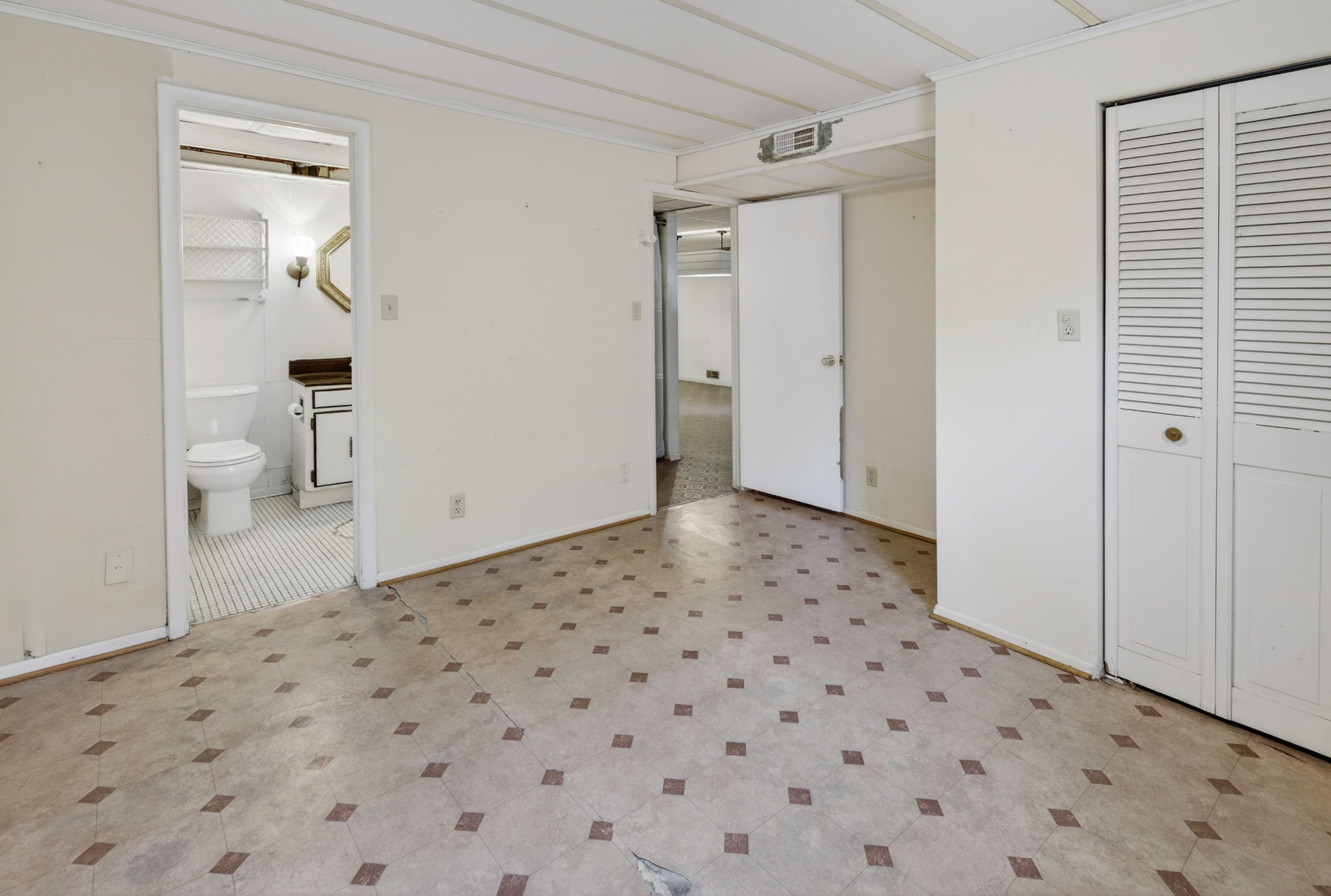  Opportunity Knocks with this Sprawling Ranch Home in Keewaydin Meadows - 物件實景