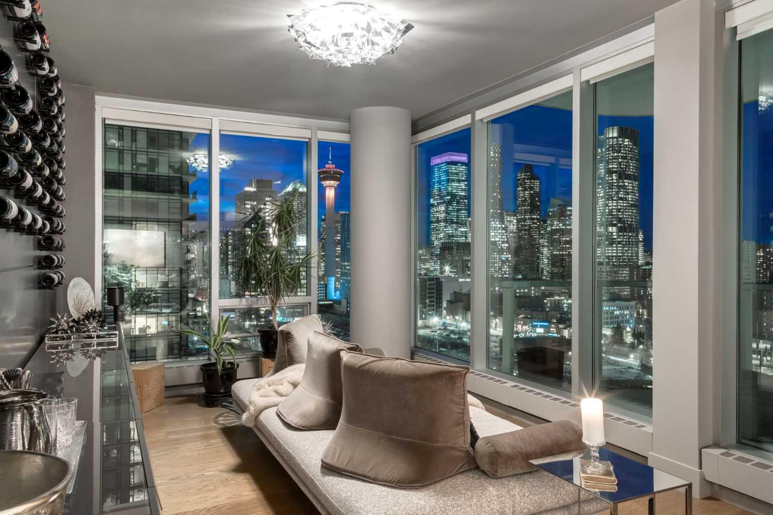 CALGARY, Alberta, T2G 0C7, CA, 2 Bedrooms Bedrooms, ,3 BathroomsBathrooms,Residential,For Sale,1837993