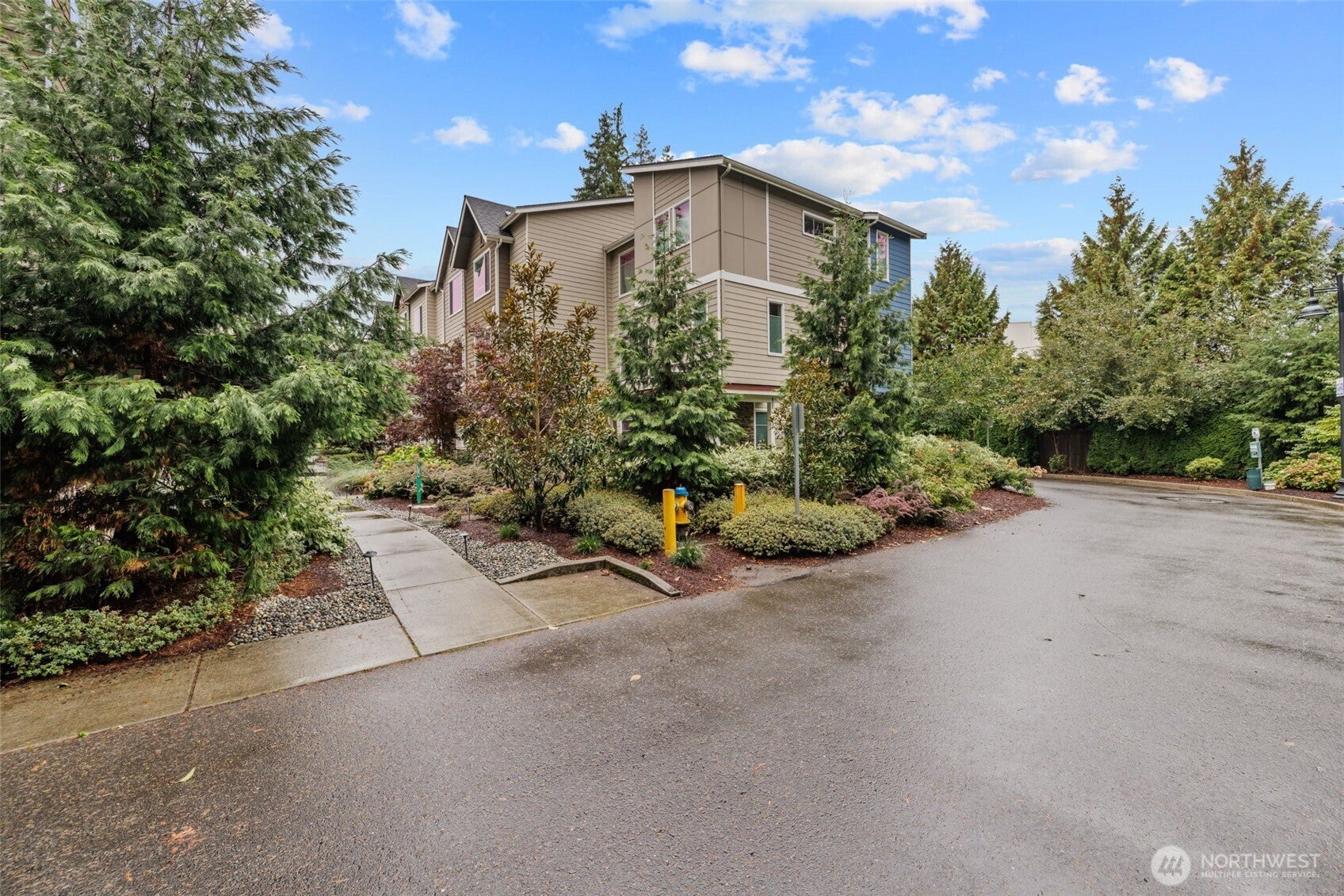 Everett, Washington, 98208, United States, 2 Bedrooms Bedrooms, ,2 BathroomsBathrooms,Residential,For Sale,1978233