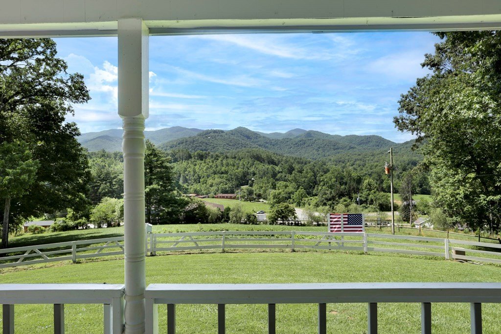 Hayesville, North Carolina, 28904, United States, 3 Bedrooms Bedrooms, ,2 BathroomsBathrooms,Residential,For Sale,1938429