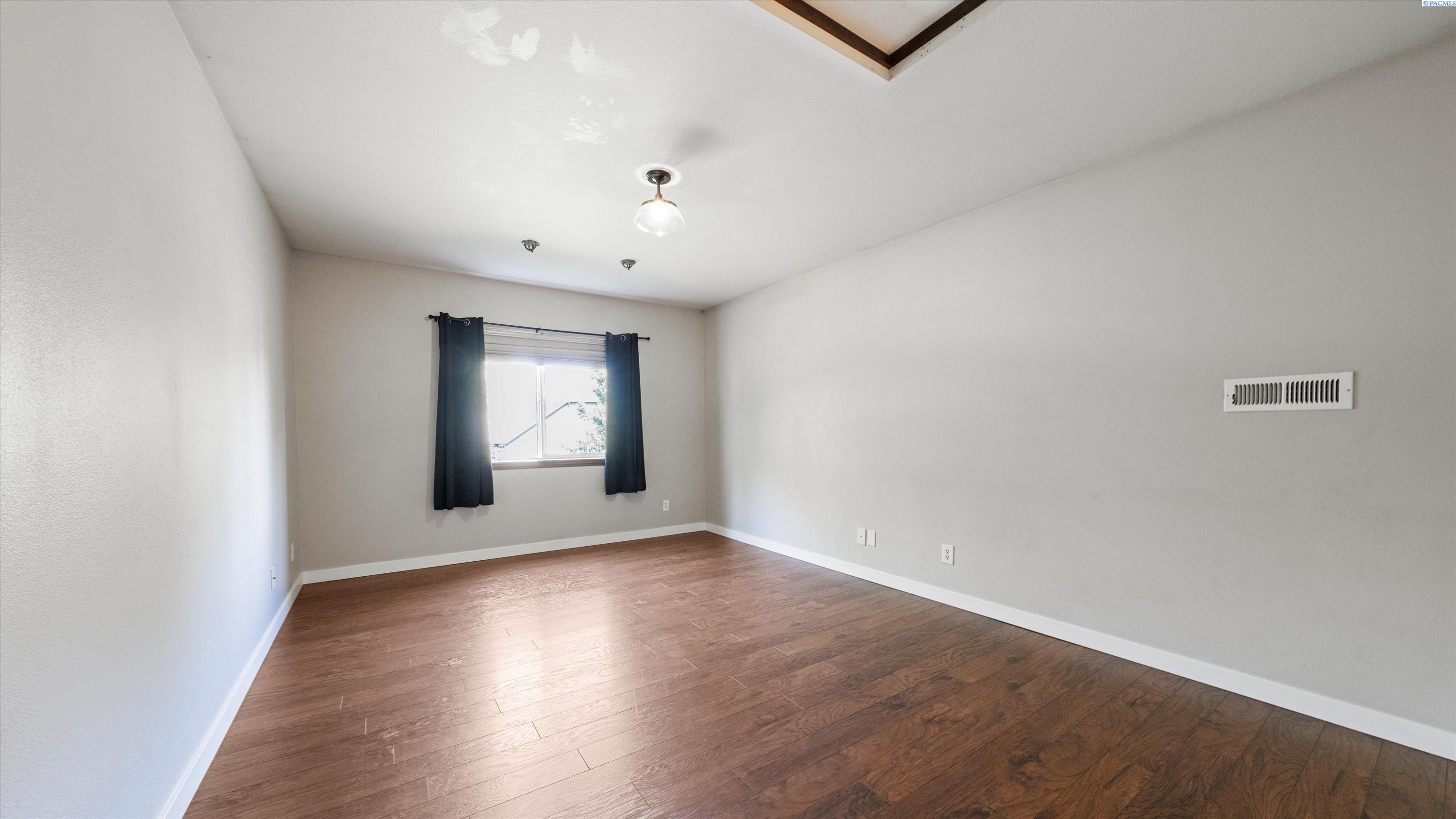 Pasco, Washington, 99301, United States, 4 Bedrooms Bedrooms, ,2 BathroomsBathrooms,Residential,For Sale,1956772