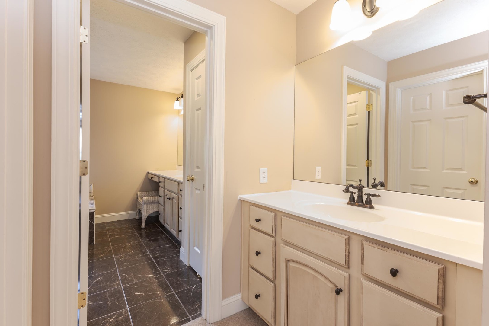 Bloomington, Illinois, 61704, United States, 4 Bedrooms Bedrooms, ,4 BathroomsBathrooms,Residential,For Sale,1957101