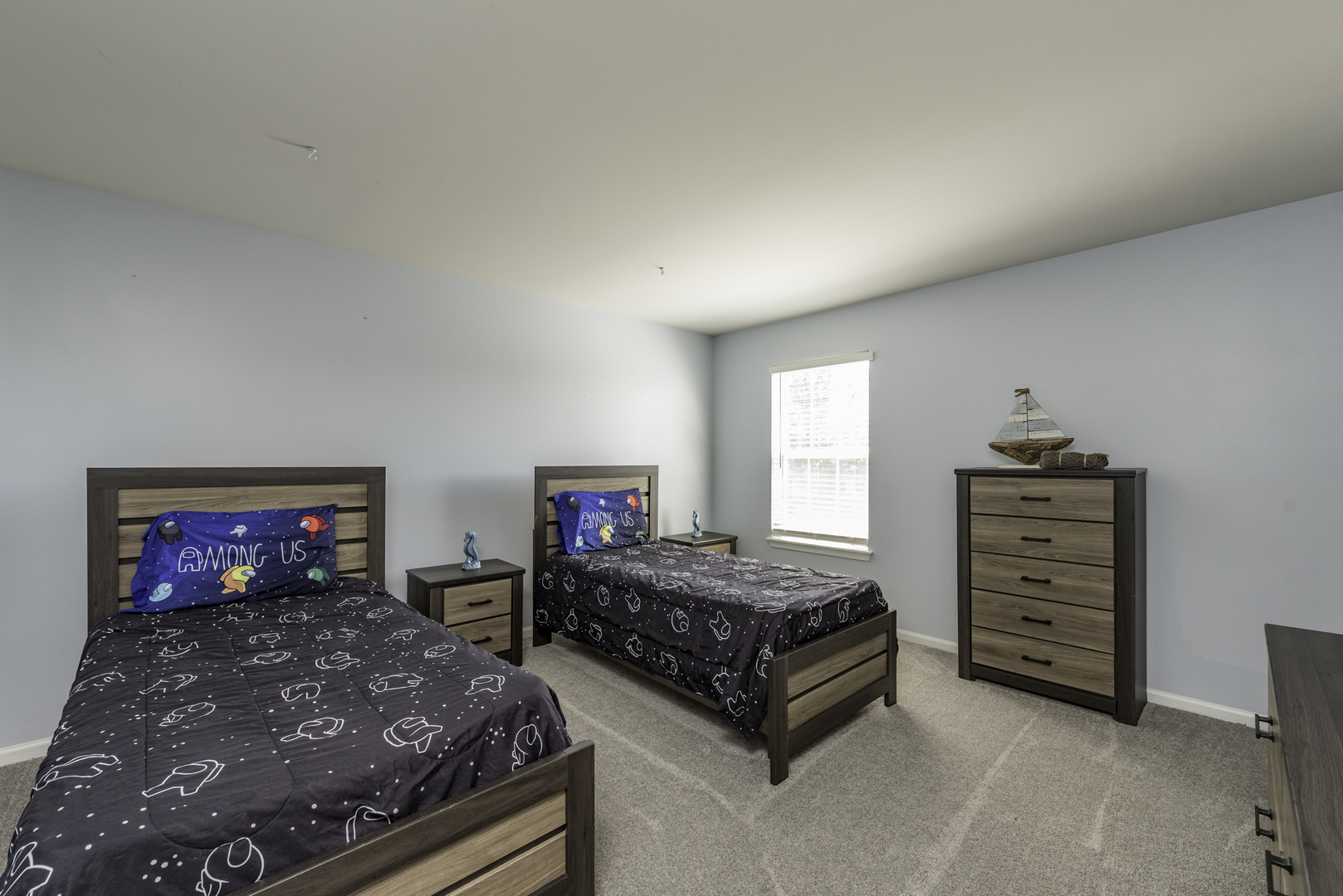 Lindenhurst, Illinois, 60046, United States, 5 Bedrooms Bedrooms, ,3 BathroomsBathrooms,Residential,For Sale,1874221
