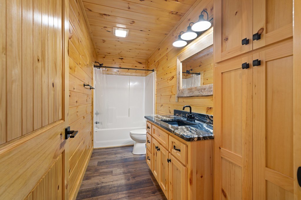 Murphy, North Carolina, 28906, United States, 4 Bedrooms Bedrooms, ,3 BathroomsBathrooms,Residential,For Sale,1905672