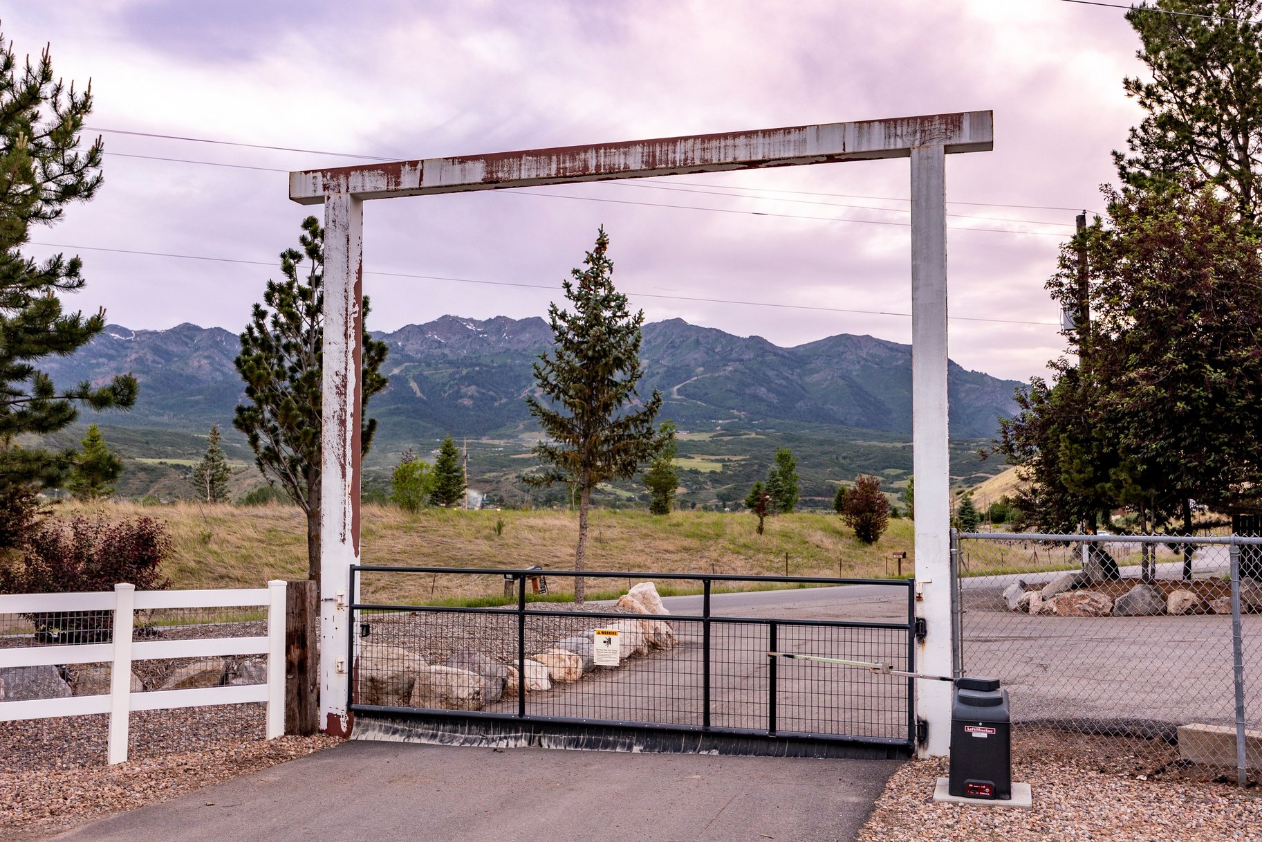  Incredibly Well-Maintained Horse Property with Indoor Arena & Views - 物件實景