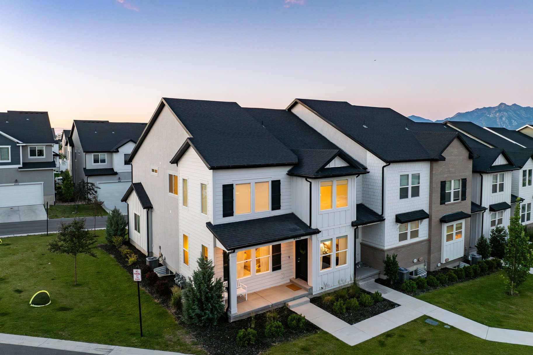 Stylish End-Unit Townhome - 物件實景