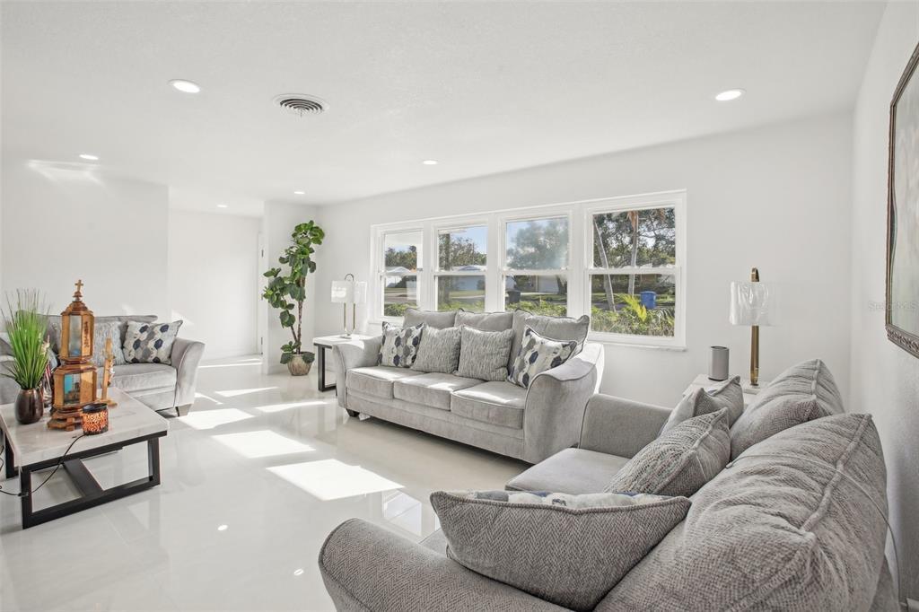 St Petersburg, Florida, 33710, United States, 3 Bedrooms Bedrooms, ,2 BathroomsBathrooms,Residential,For Sale,1849004