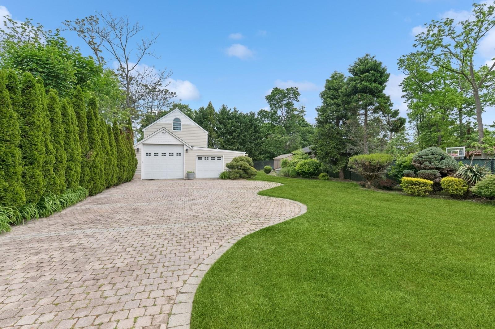Bay Shore, New York, 11706, United States, 4 Bedrooms Bedrooms, ,3 BathroomsBathrooms,Residential,For Sale,1836669