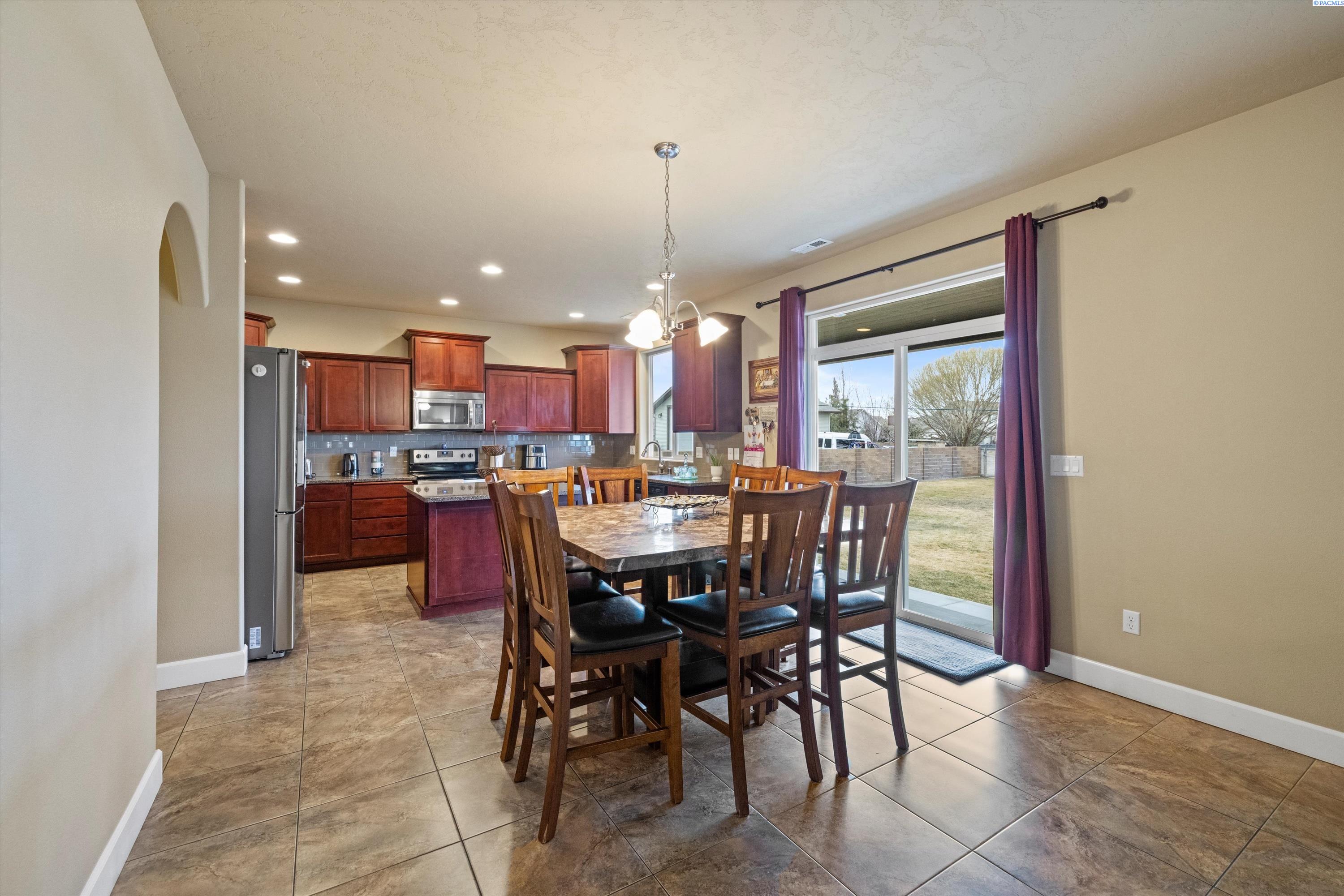 Pasco, Washington, 99301, United States, 6 Bedrooms Bedrooms, ,3 BathroomsBathrooms,Residential,For Sale,1705184