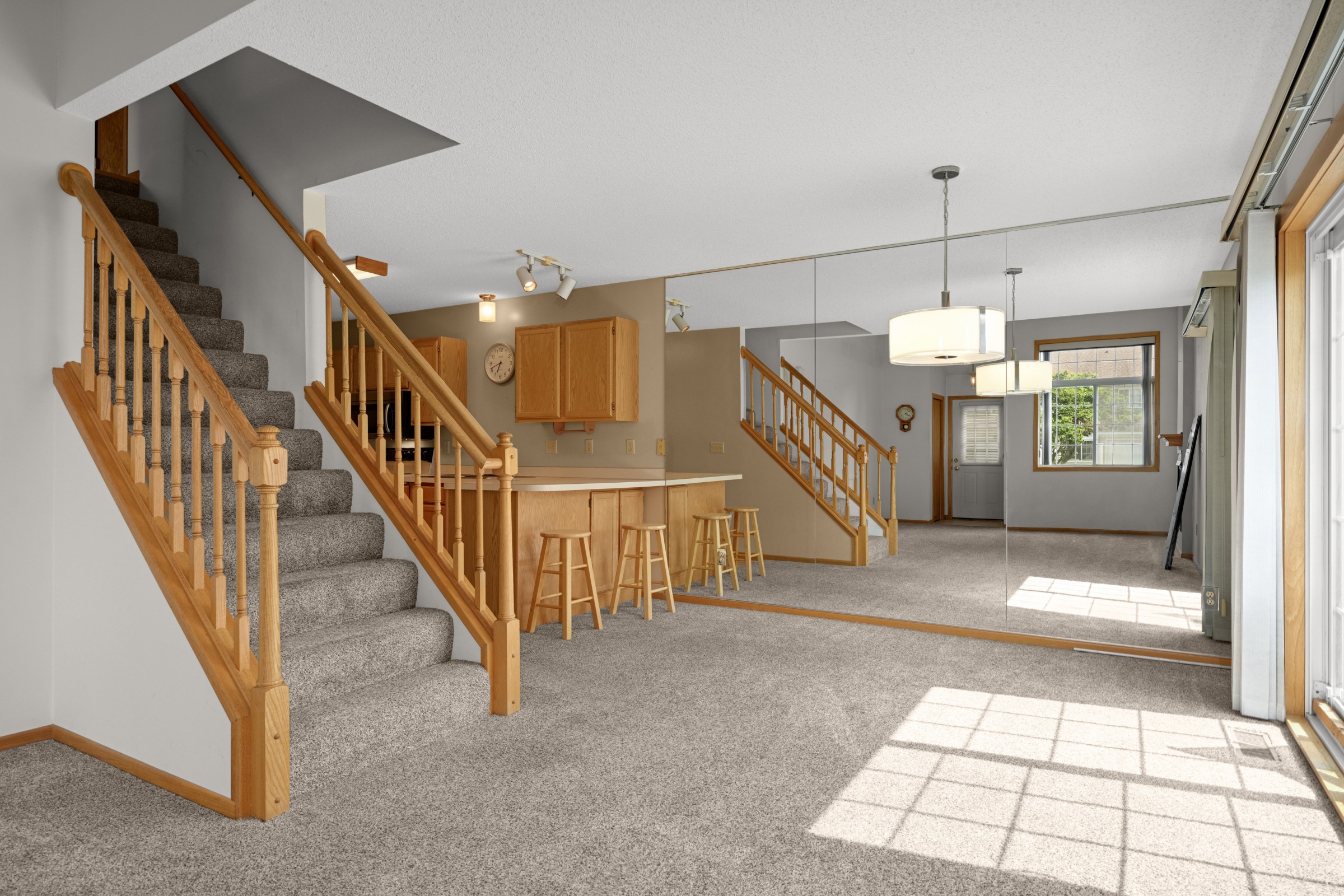  Sun-Filled End Unit in Prime Eagan Location - 物件實景