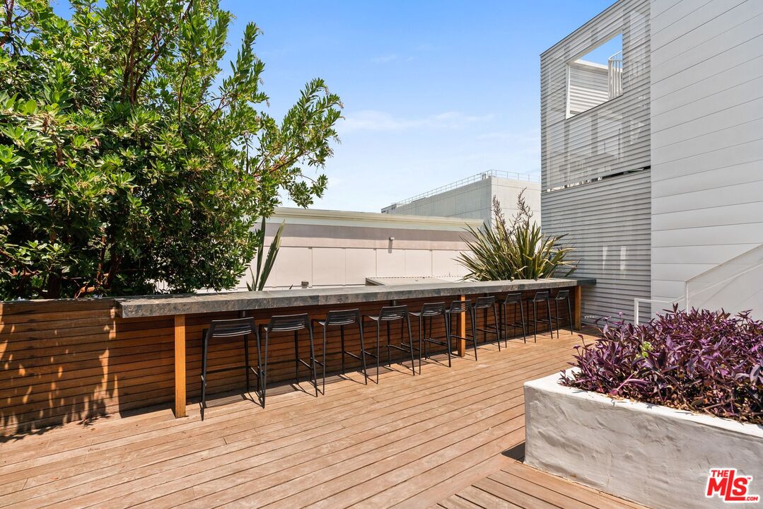 West Hollywood, California, 90069, United States, 2 Bedrooms Bedrooms, ,1 BathroomBathrooms,Residential,For Sale,1938792