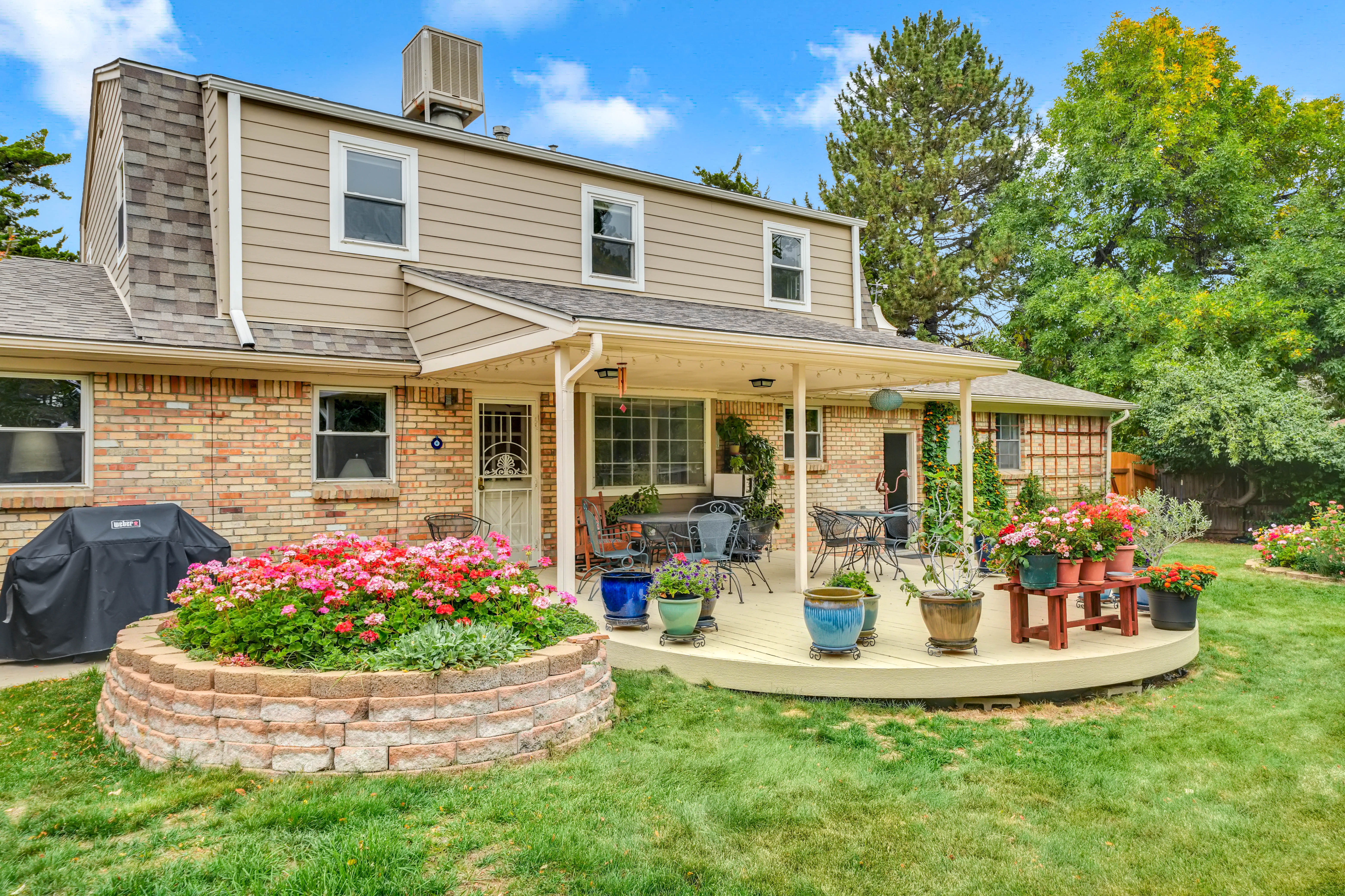  Two-Story Home with Covered Patio and Raised Garden Beds - 物件實景