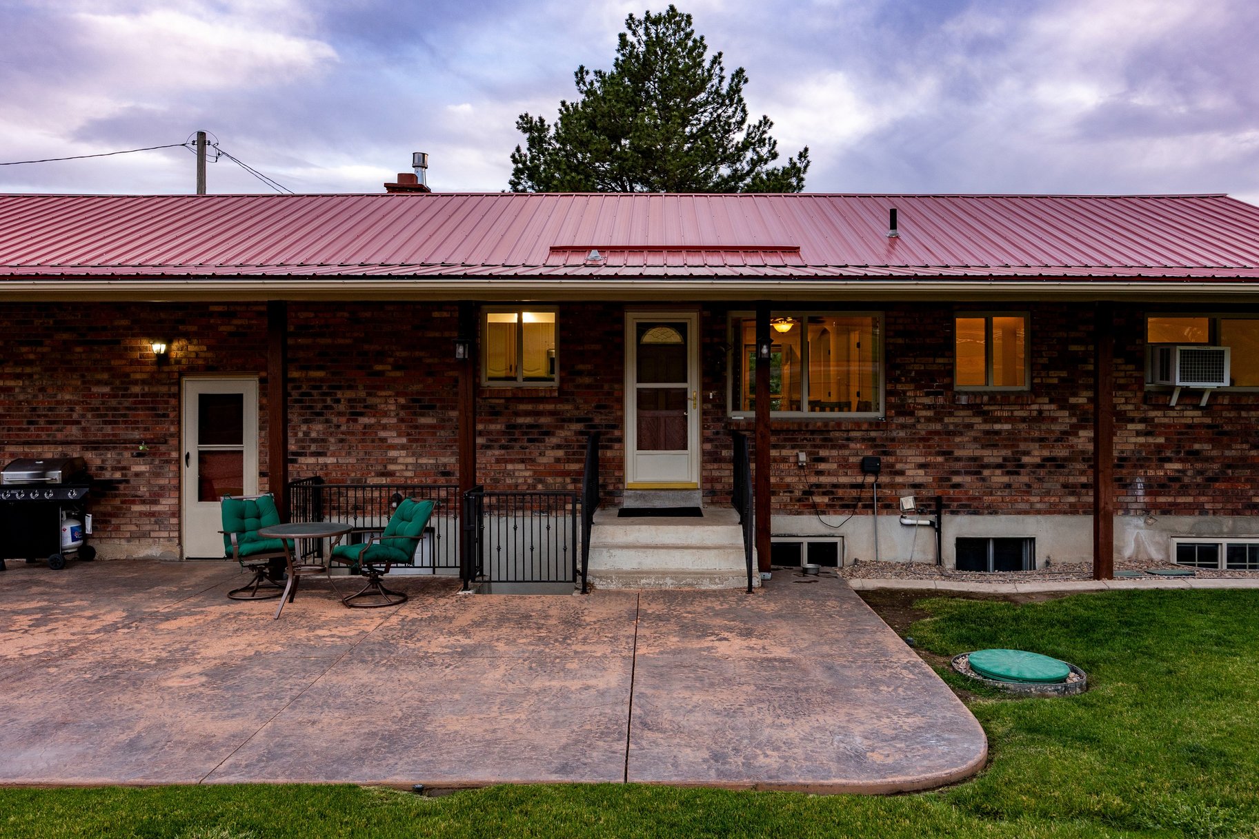  Incredibly Well-Maintained Horse Property with Indoor Arena & Views - 物件實景