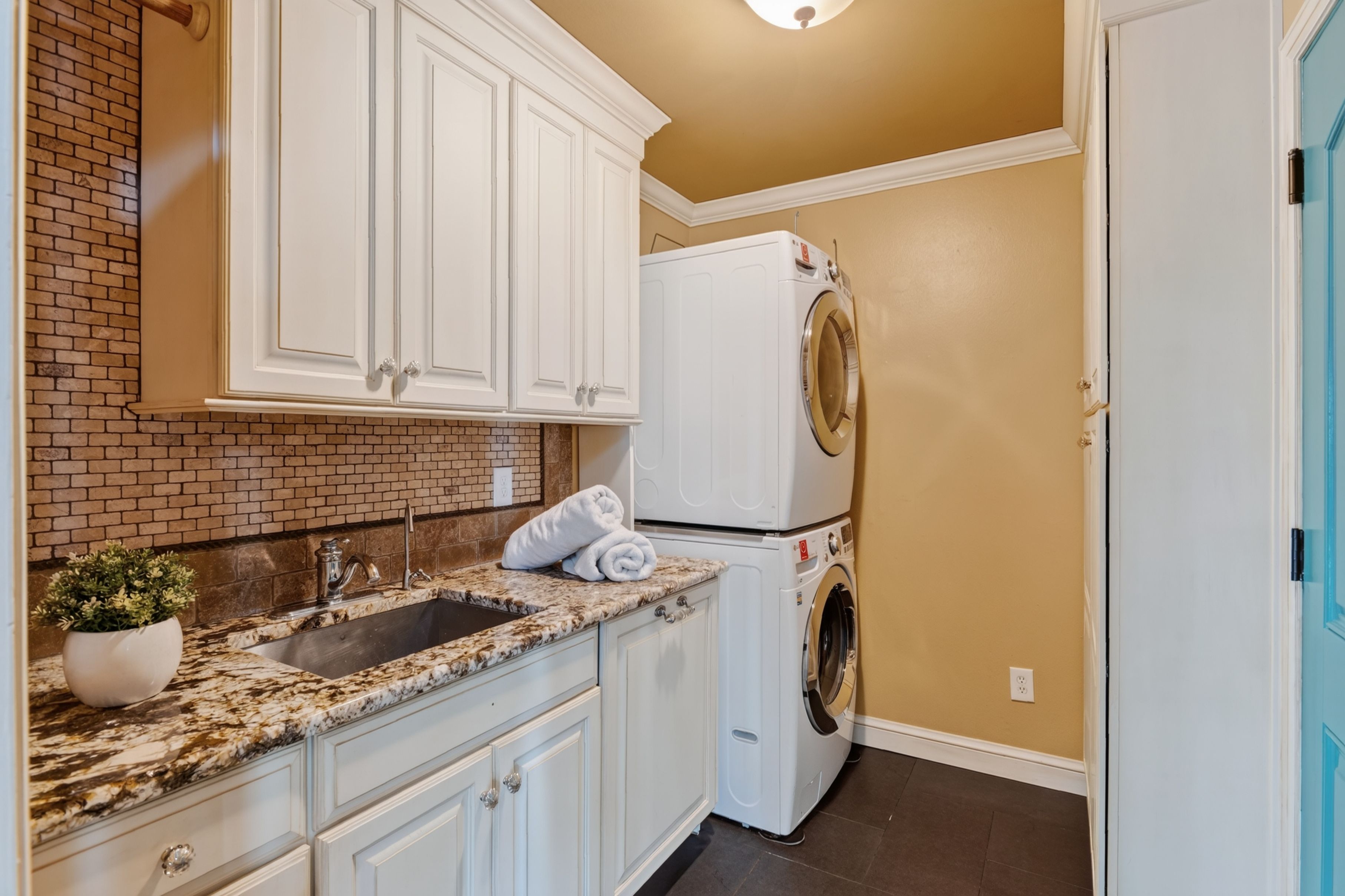  Unique Kitchen & Vaulted Beamed Room Near Cherry Creek State Park Retreat - 物件實景