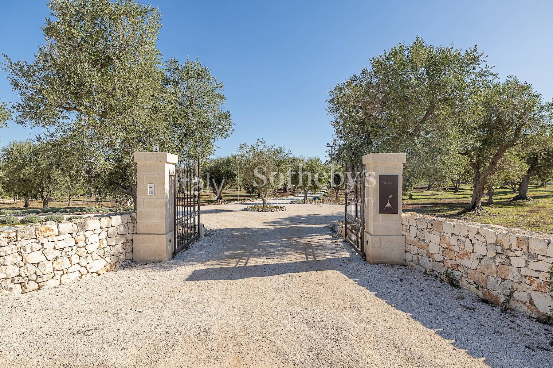  Exclusive estate among the olive trees in the Valle d
