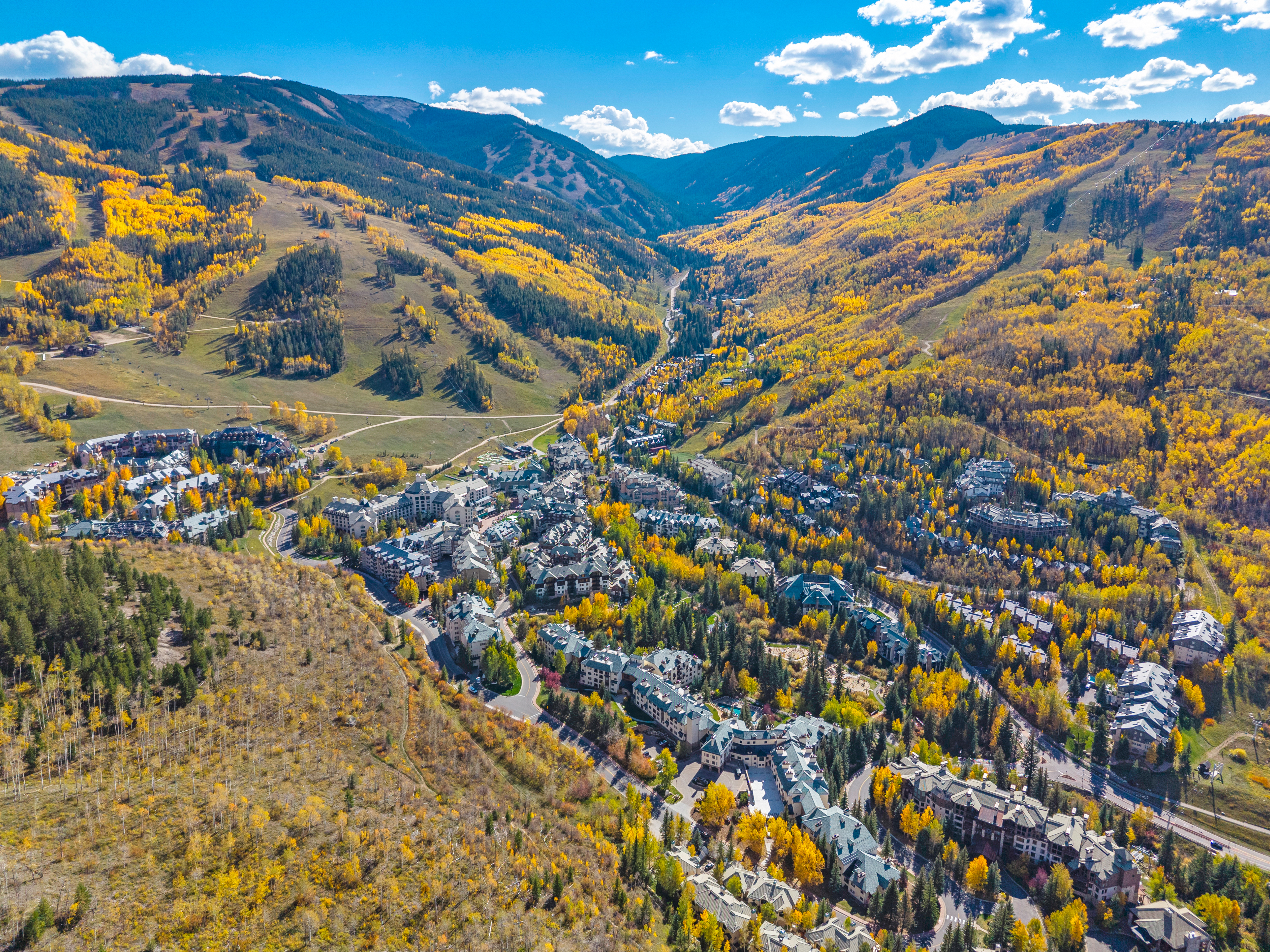  Exceptionally Spacious Mountain Retreat With a Ski-In, Ski-Out Location - 物件實景