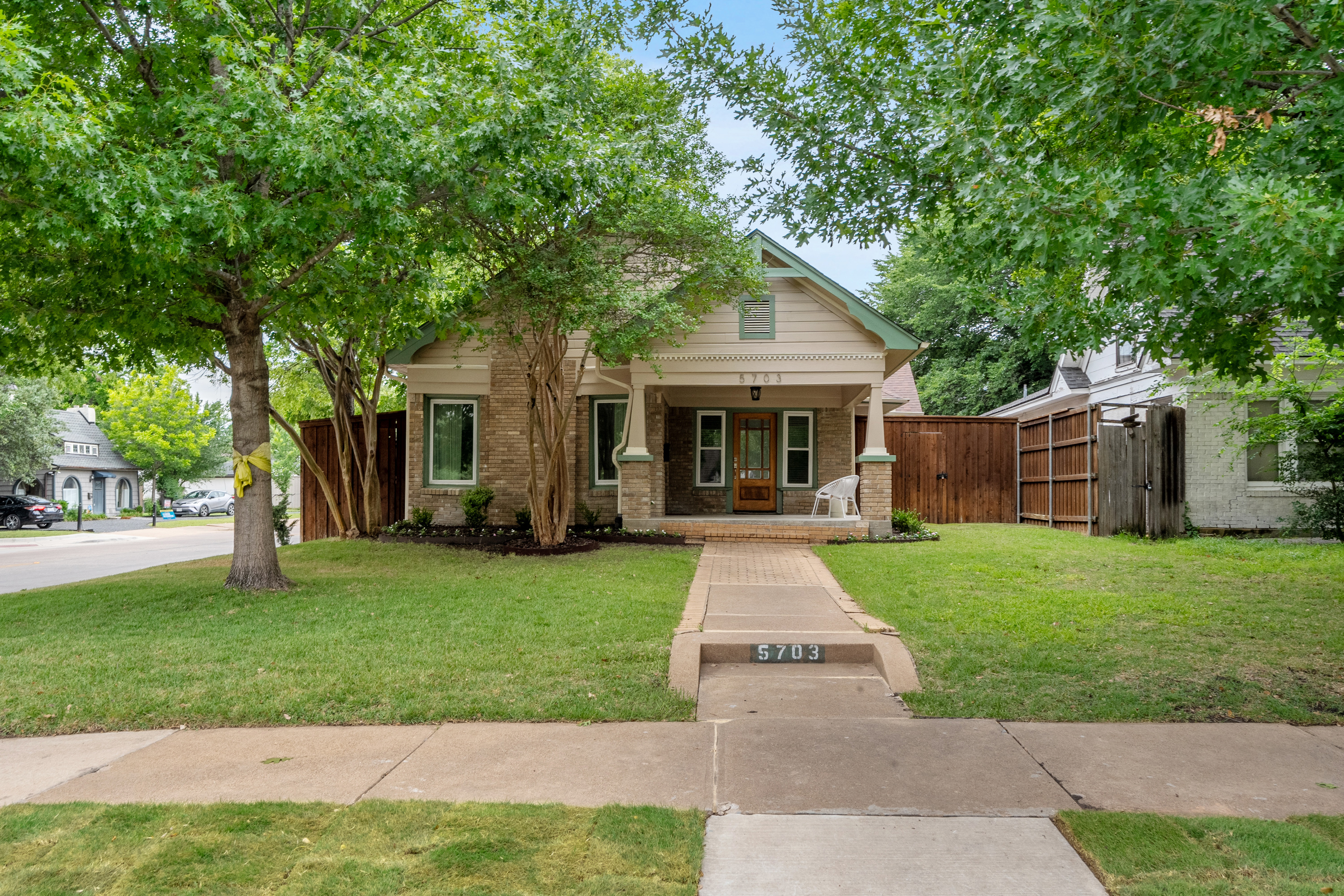  Classic East Dallas Craftsman with Refined Modern Updates - 物件實景