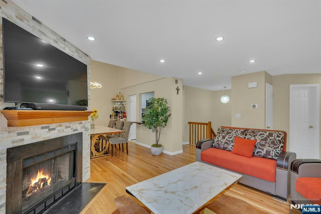 Palisades Park, New Jersey, 07650, United States, 2 Bedrooms Bedrooms, ,3 BathroomsBathrooms,Residential,For Sale,1960727