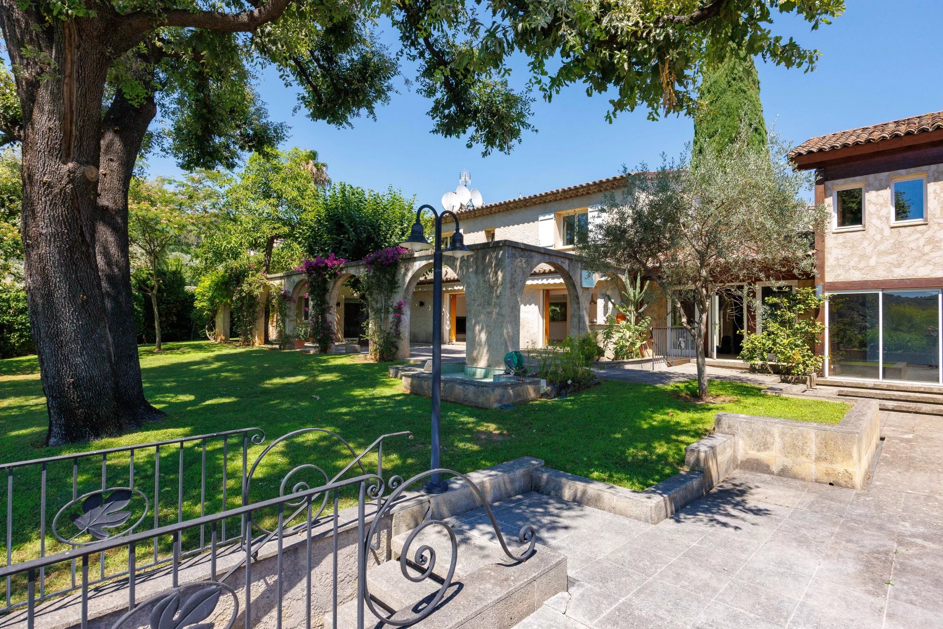 Saint-Paul-de-Vence, Provence-Alpes-Côte d’Azur, 06570, FR, 5 Bedrooms Bedrooms, ,Residential,For Sale,1895395