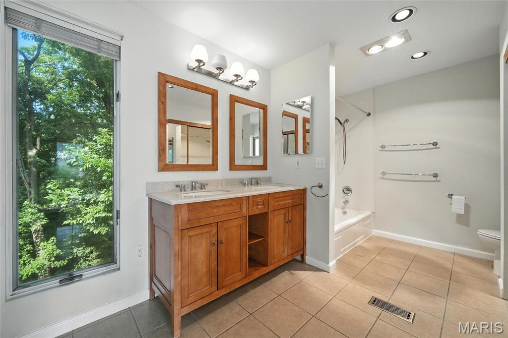 Chesterfield, Missouri, 63017, United States, 4 Bedrooms Bedrooms, ,3 BathroomsBathrooms,Residential,For Sale,1906928