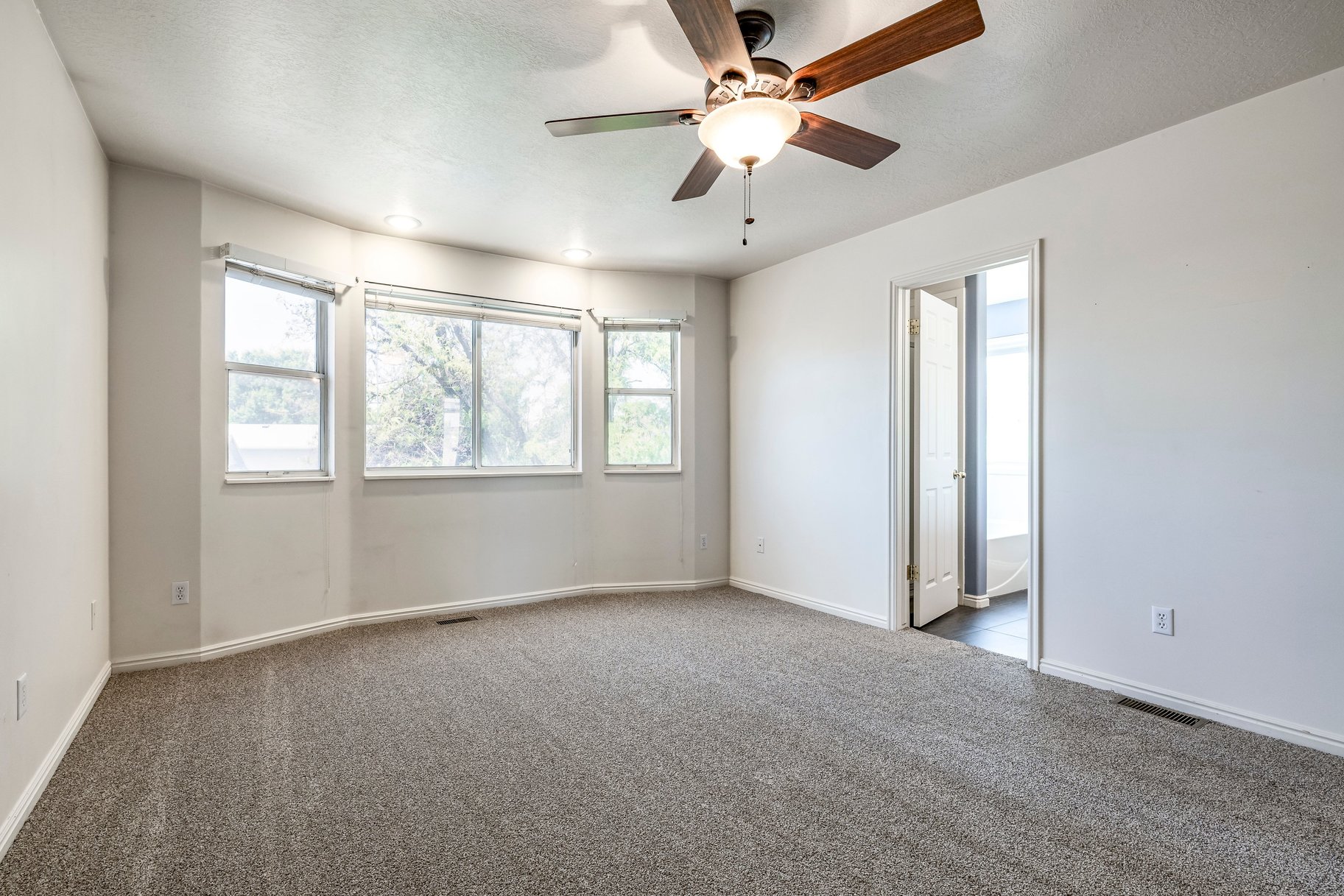  5 Bedroom, 3 Bath Home With One Of North Ogdens Best Porch Views - 物件實景