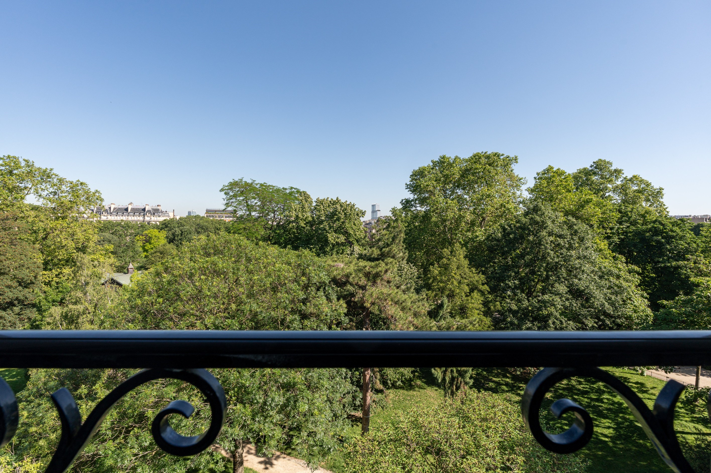  Private mansion between a ceremonial courtyard and a garden opening onto Parc M… - 物件實景