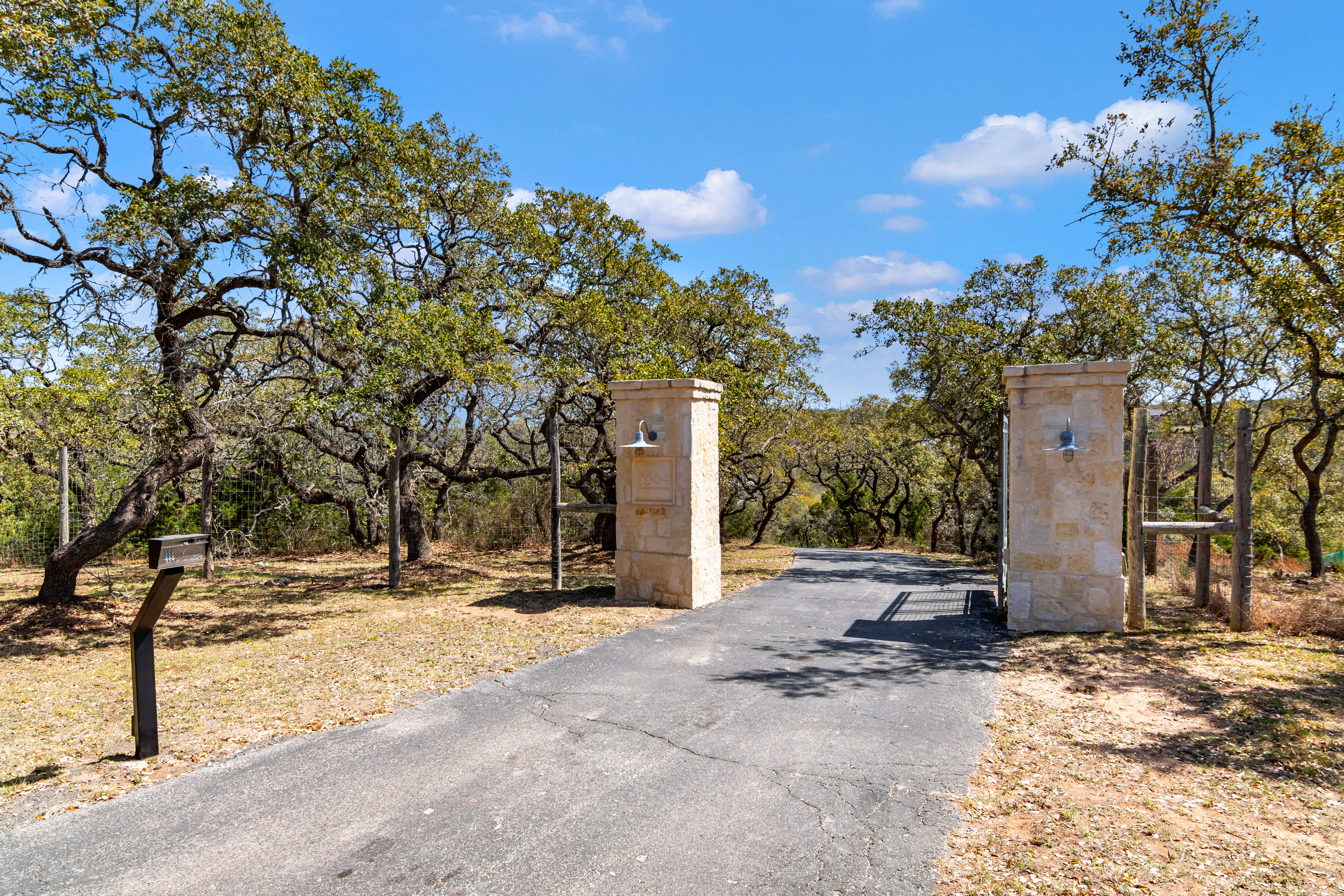  Hill Country Estate with Privacy and Presence - 物件實景