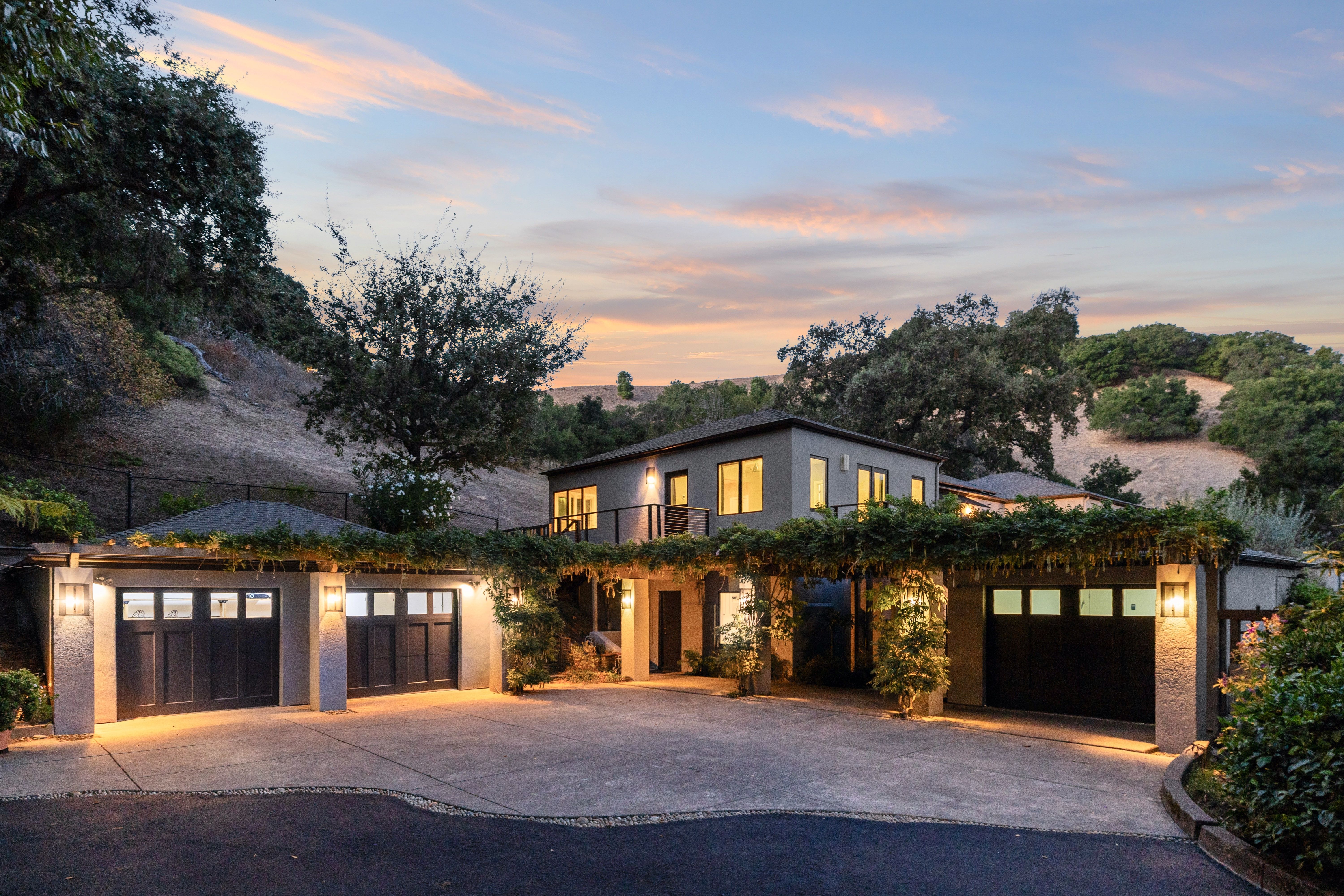  Resort Living in Sorich Park — Gated Mediterranean Estate With Pool and Views - 物件實景