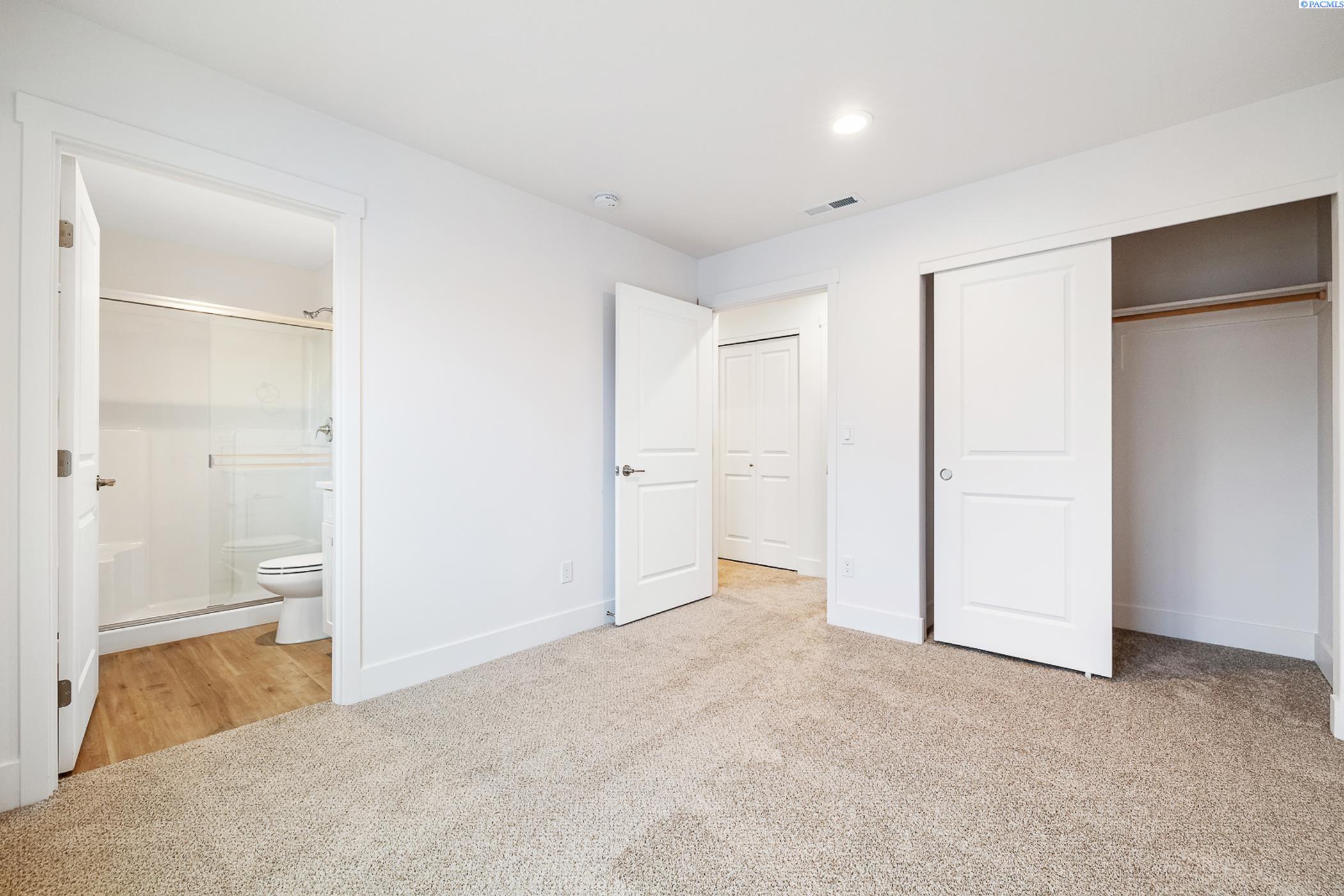 Kennewick, Washington, 99337, United States, 6 Bedrooms Bedrooms, ,Residential,For Sale,1787264